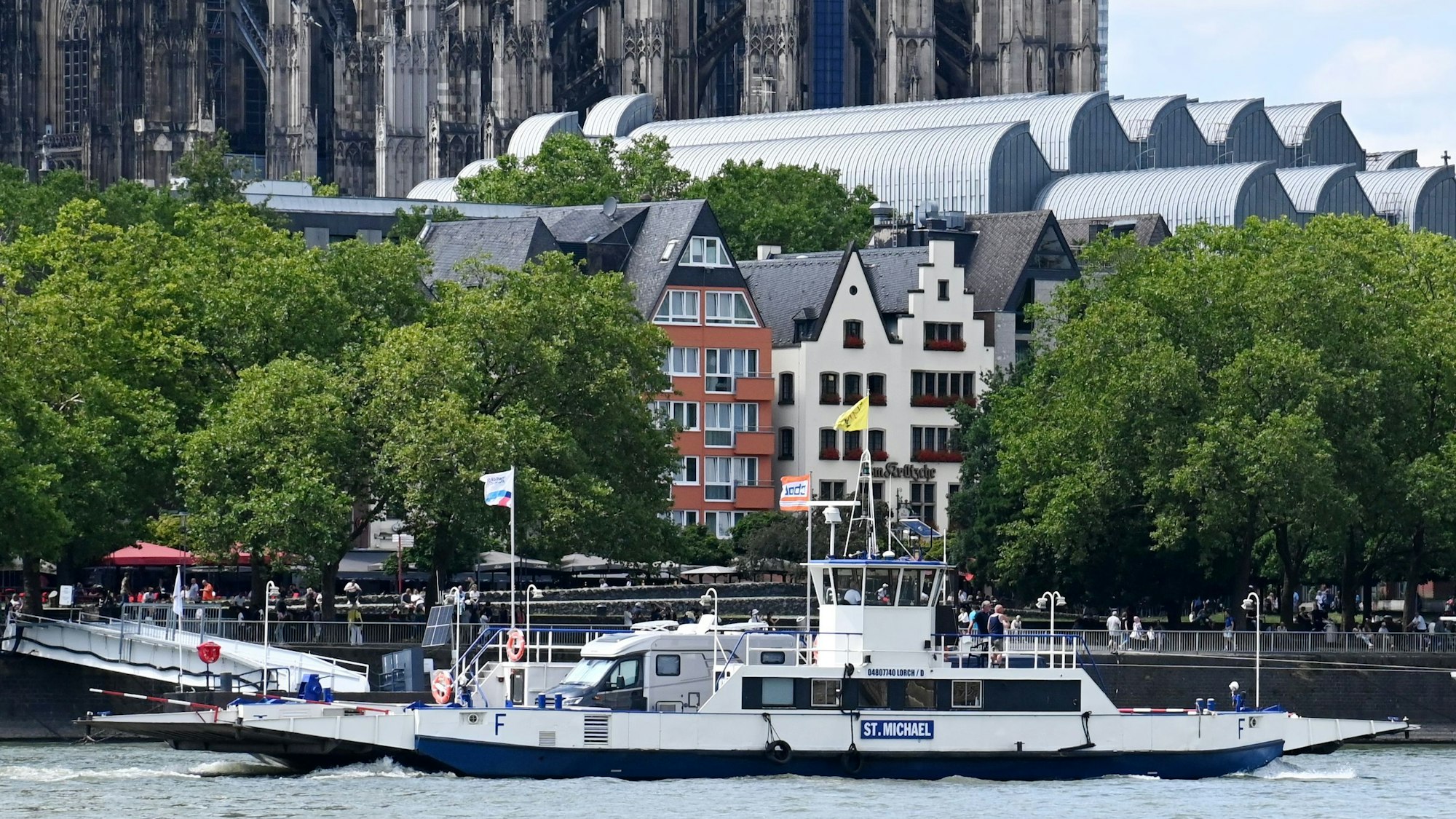 Das Fährschiff St. Michael soll zukünftig die Strecke Langel (Köln)-Hitdorf (Leverkusen) bedienen. Heute wird das Schiff nach Köln überführt.