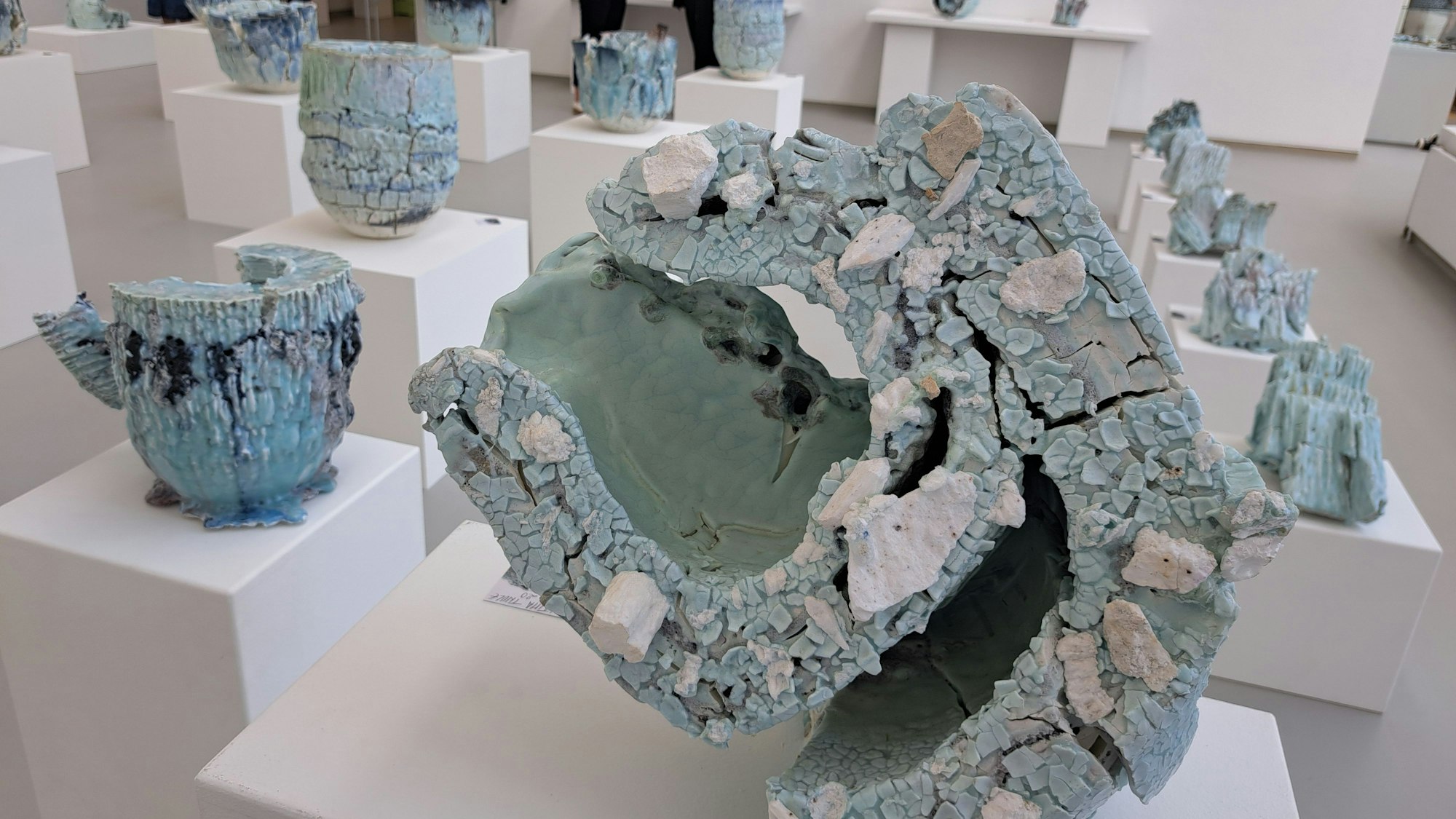 Keramikausstellung "Sculpting Memory" im Siegb urger Stadtmuseum mit Arbeiten der französischen Künstler Laurent petit und Benoit Pouplard.