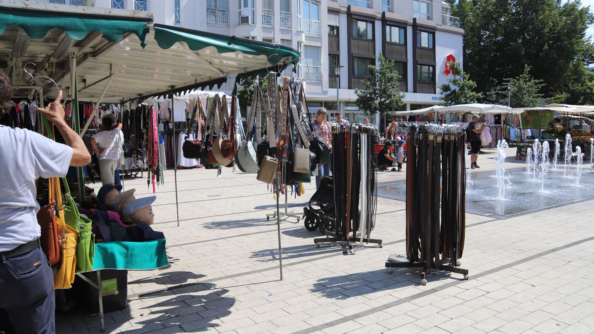 Ein Stand mit Gürteln und Handytaschen.
