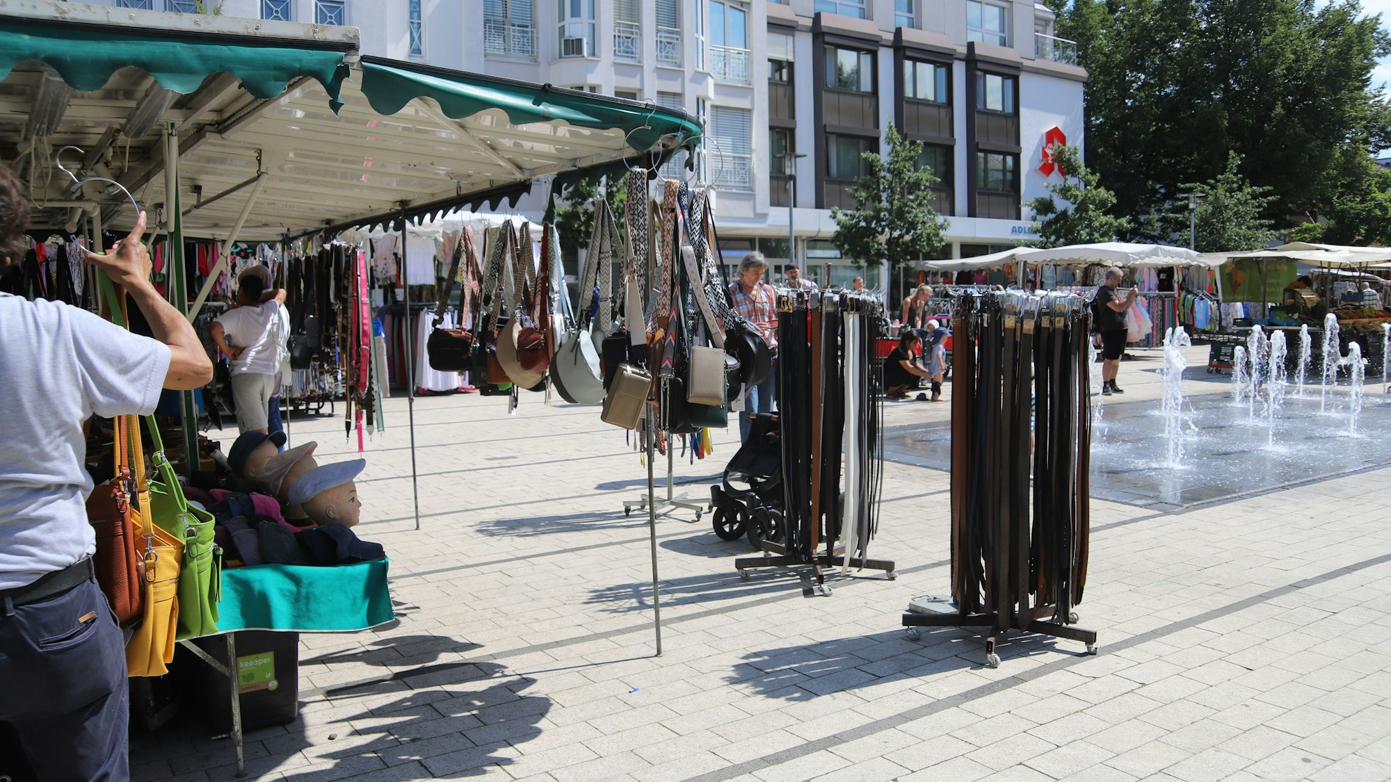 Ein Stand mit Gürteln und Handytaschen.