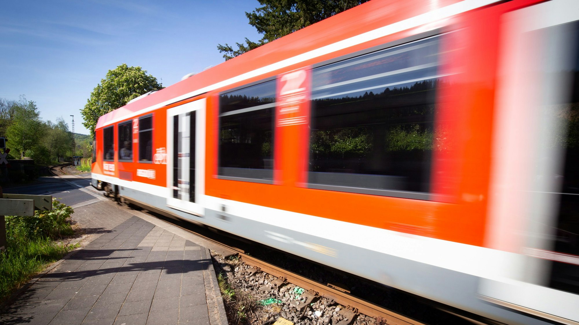 Die Regionalbahn 25 passiert den Bahnübergang in Engelskirchen
