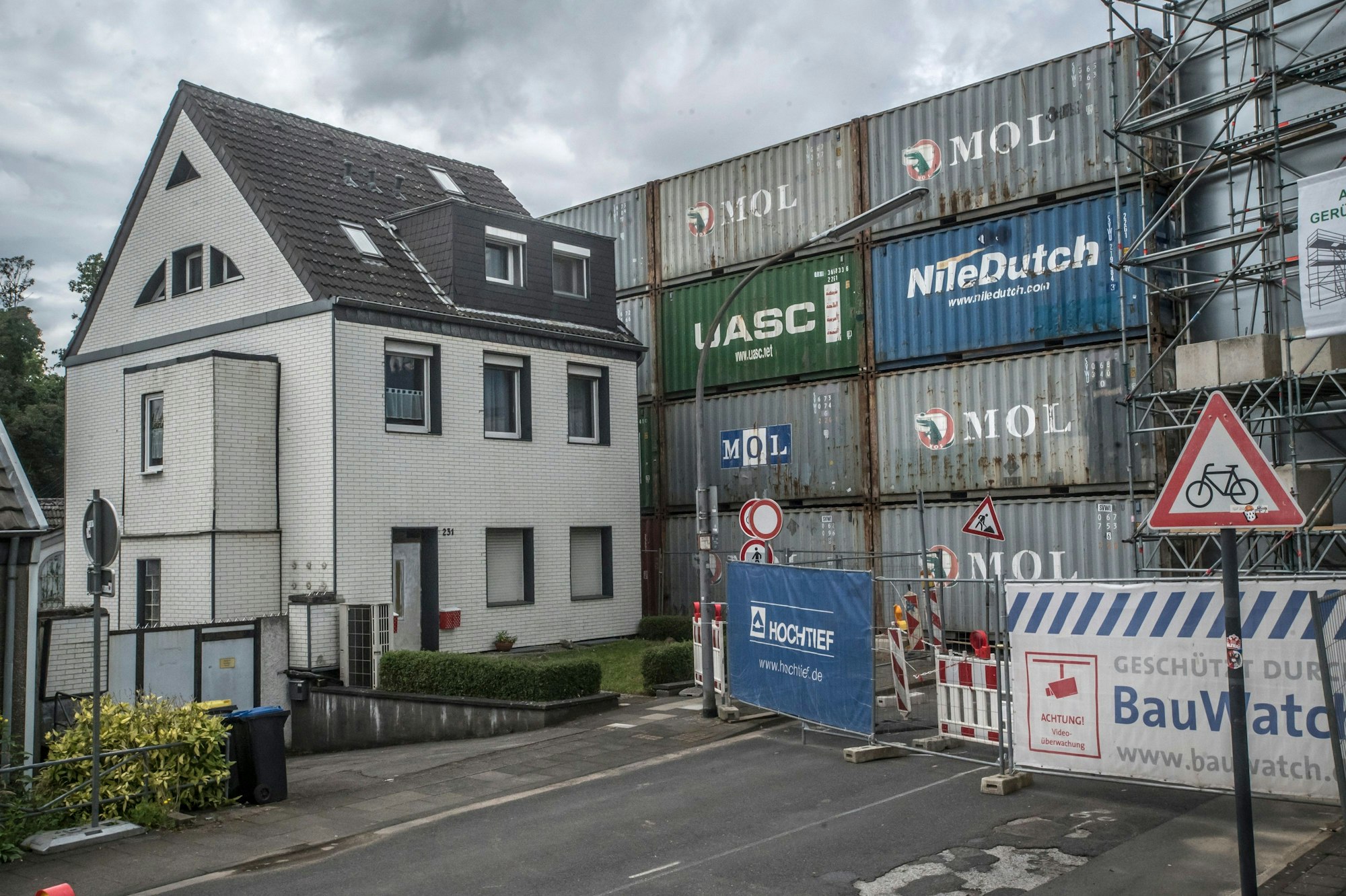 Das letzte Haus an der Merkenicher Hauptstraße mit Containern, wegen des Lärmschutzes. Den Trennschnitt beim Rückbau der Leverkusener Brücke machten die Stahlbauer am 17.6.2024.