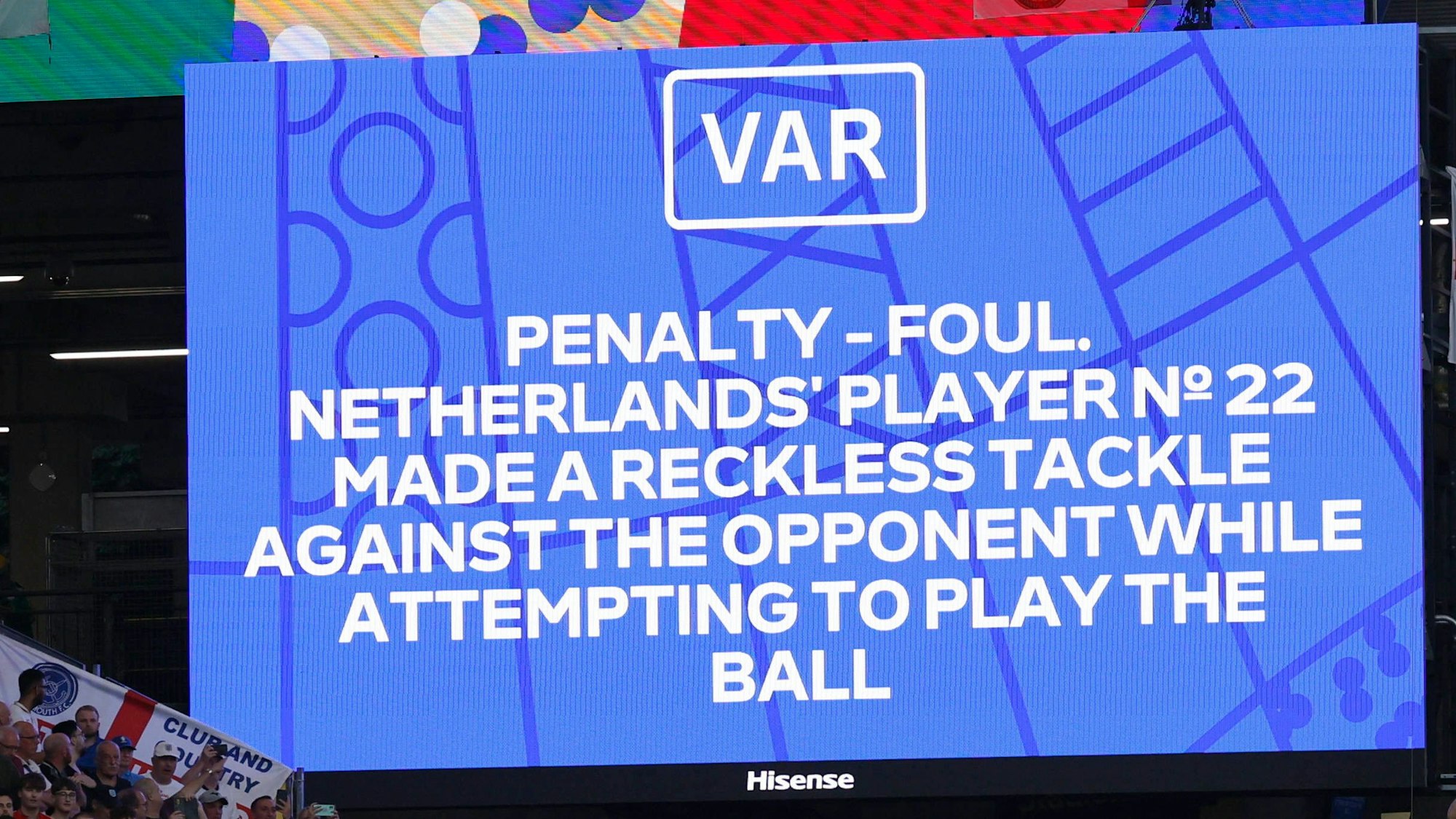 Auf der Anzeigetafel im Dortmunder Stadion wird die VAR-Entscheidung begründet.