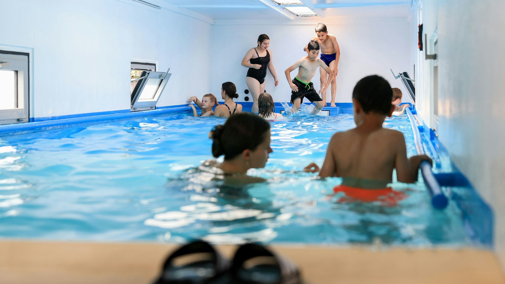 Kinder in einem mobilen Schwimmcontainer.