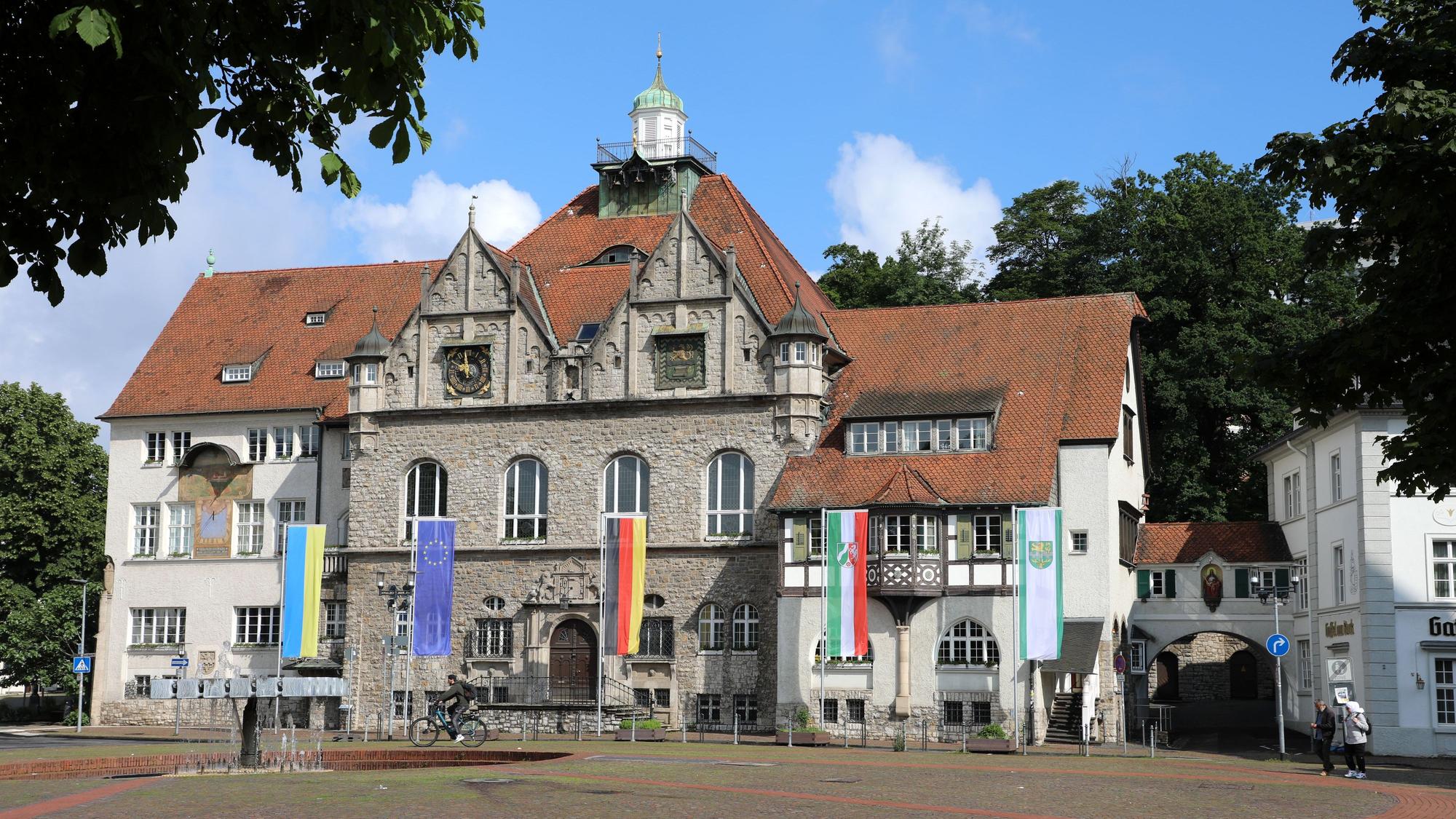 Die Verwaltungsspitze im Bergisch Gladbach Rathaus sortiert sich neu.