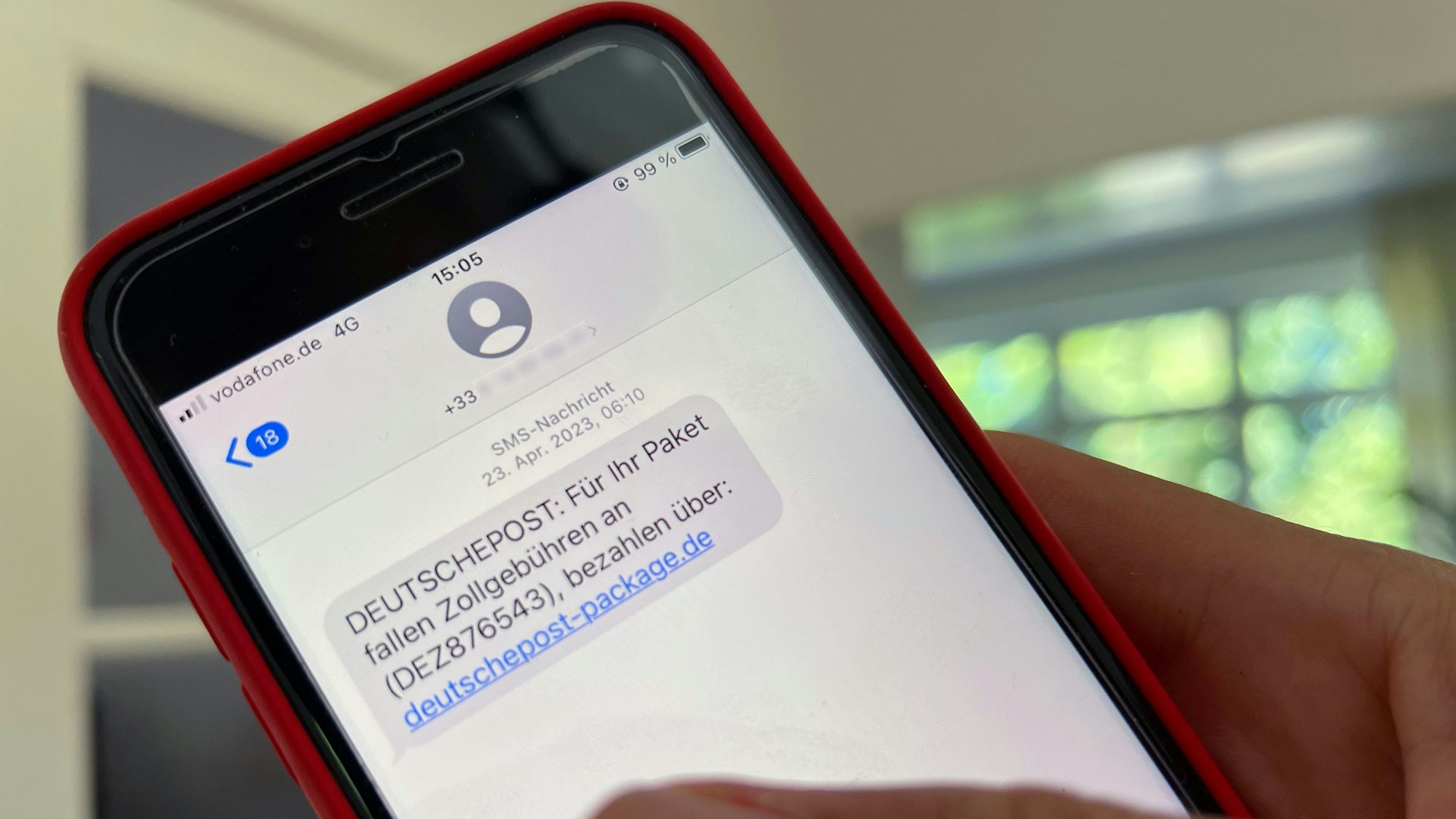 In einer Betrugs-SMS mit Auslandsvorwahl fordert ein als Paketdienstleister getarnter Krimineller dazu auf, einen Link anzuklicken, über den man seine persönlichen Daten eingeben soll.