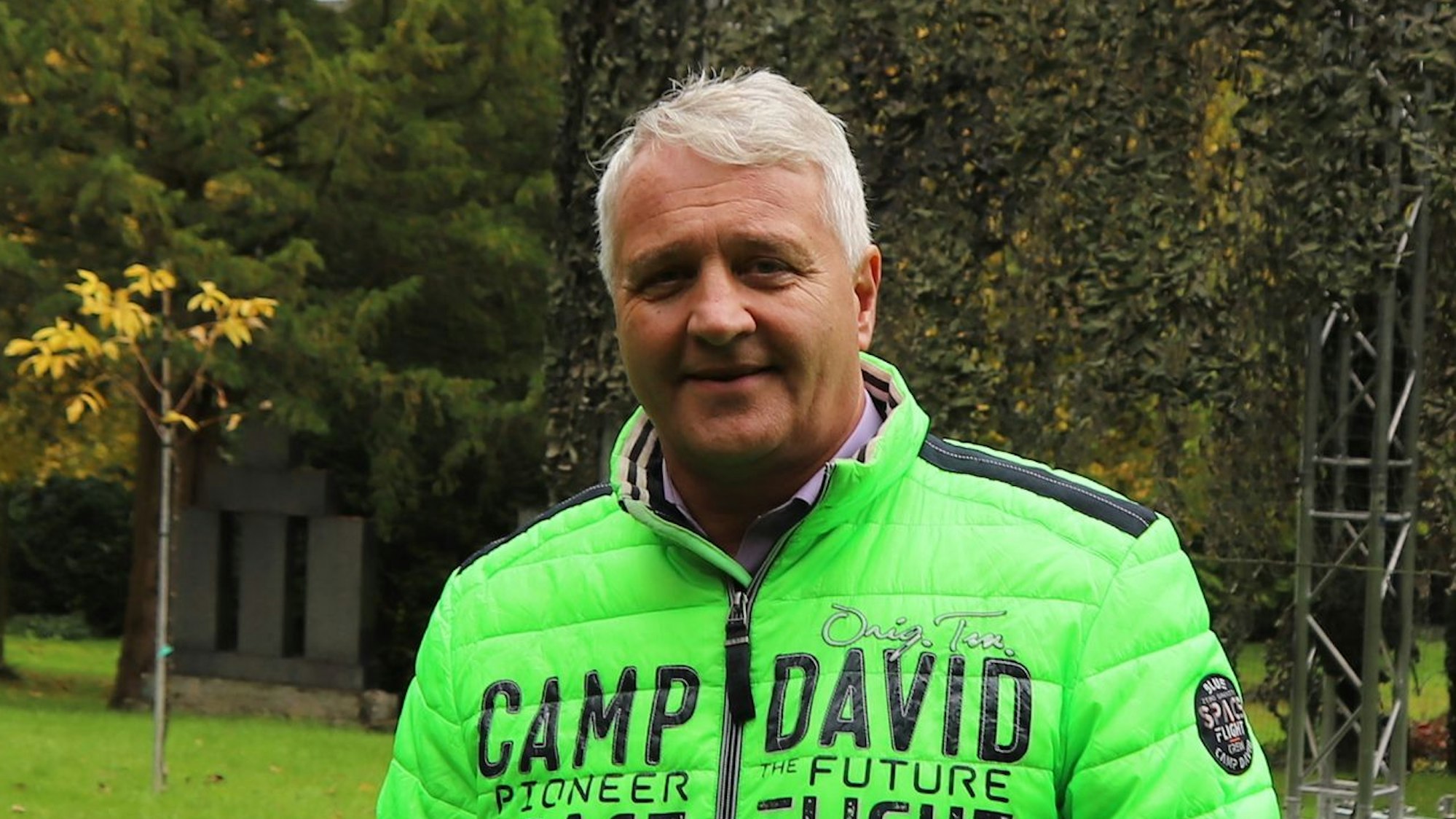 Bürgermeister Rainer Viehof bei einem Pressetermin auf dem Alten Friedhof in Eitorf.