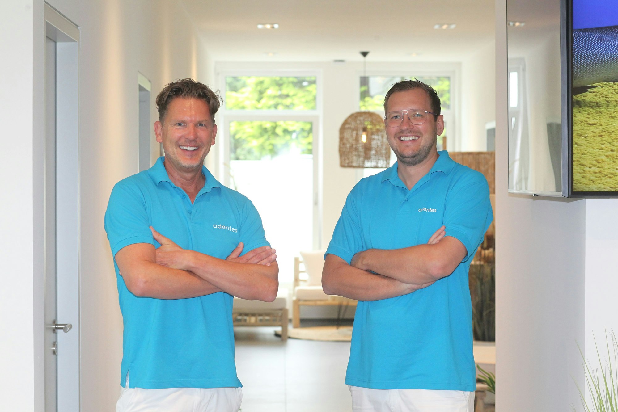 Zwei Männer stehen in einem Raum