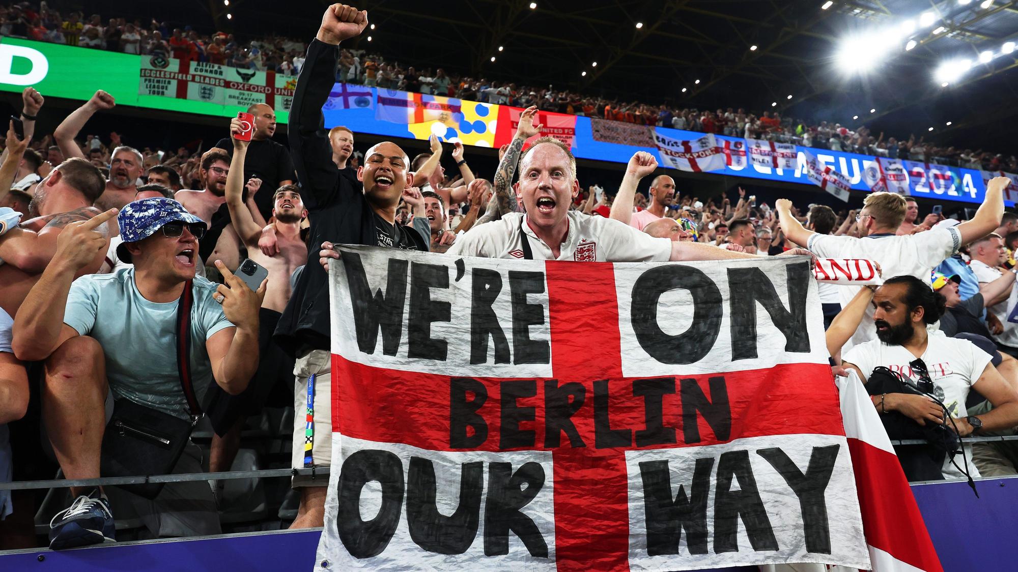 Ein Fan von England jubelt mit einem Banner mit der Aufschrift "We're on our way - Berlin" über den Finaleinzug seiner Mannschaft.