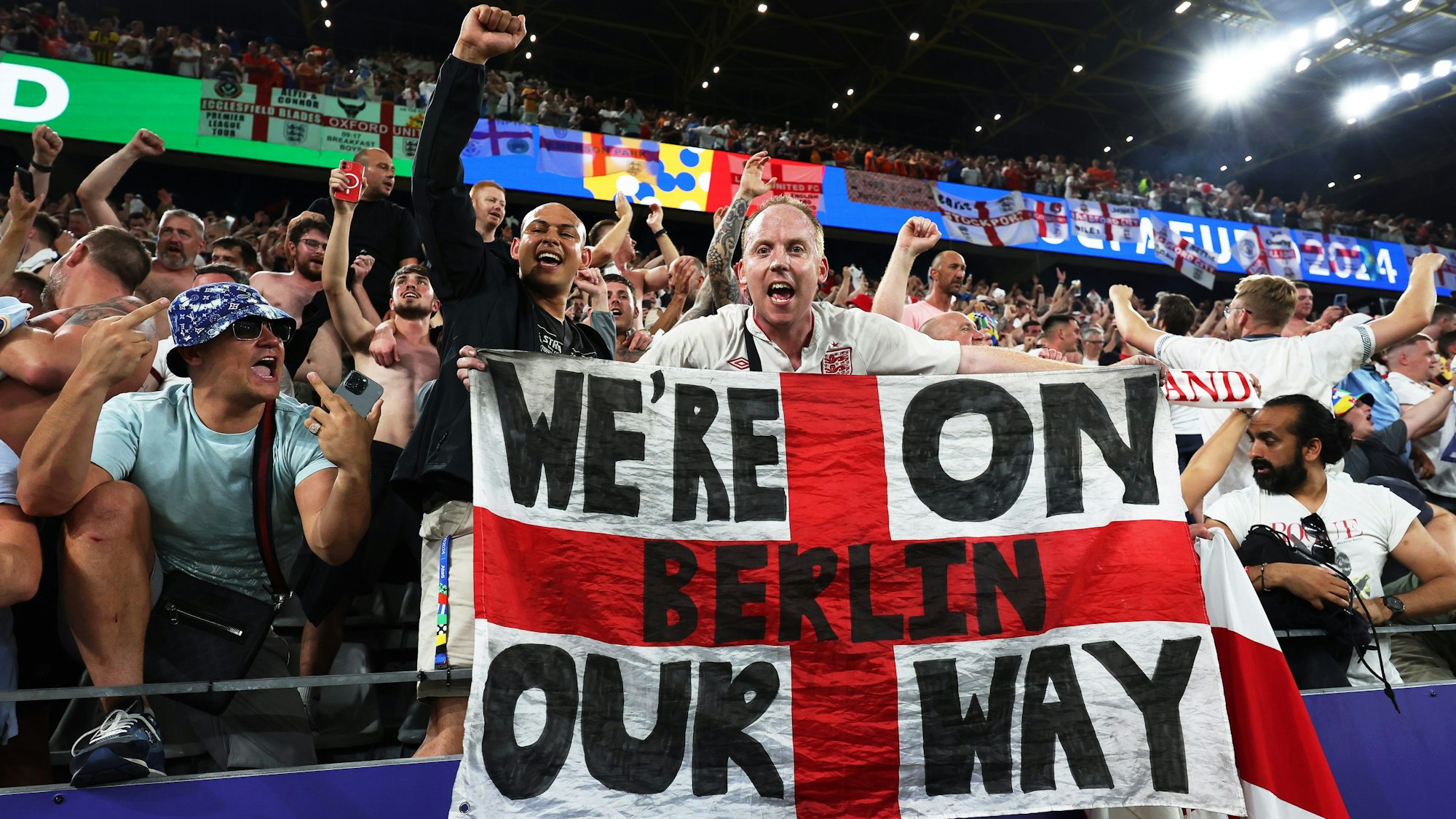 Ein Fan von England jubelt mit einem Banner mit der Aufschrift "We're on our way - Berlin" über den Finaleinzug seiner Mannschaft.