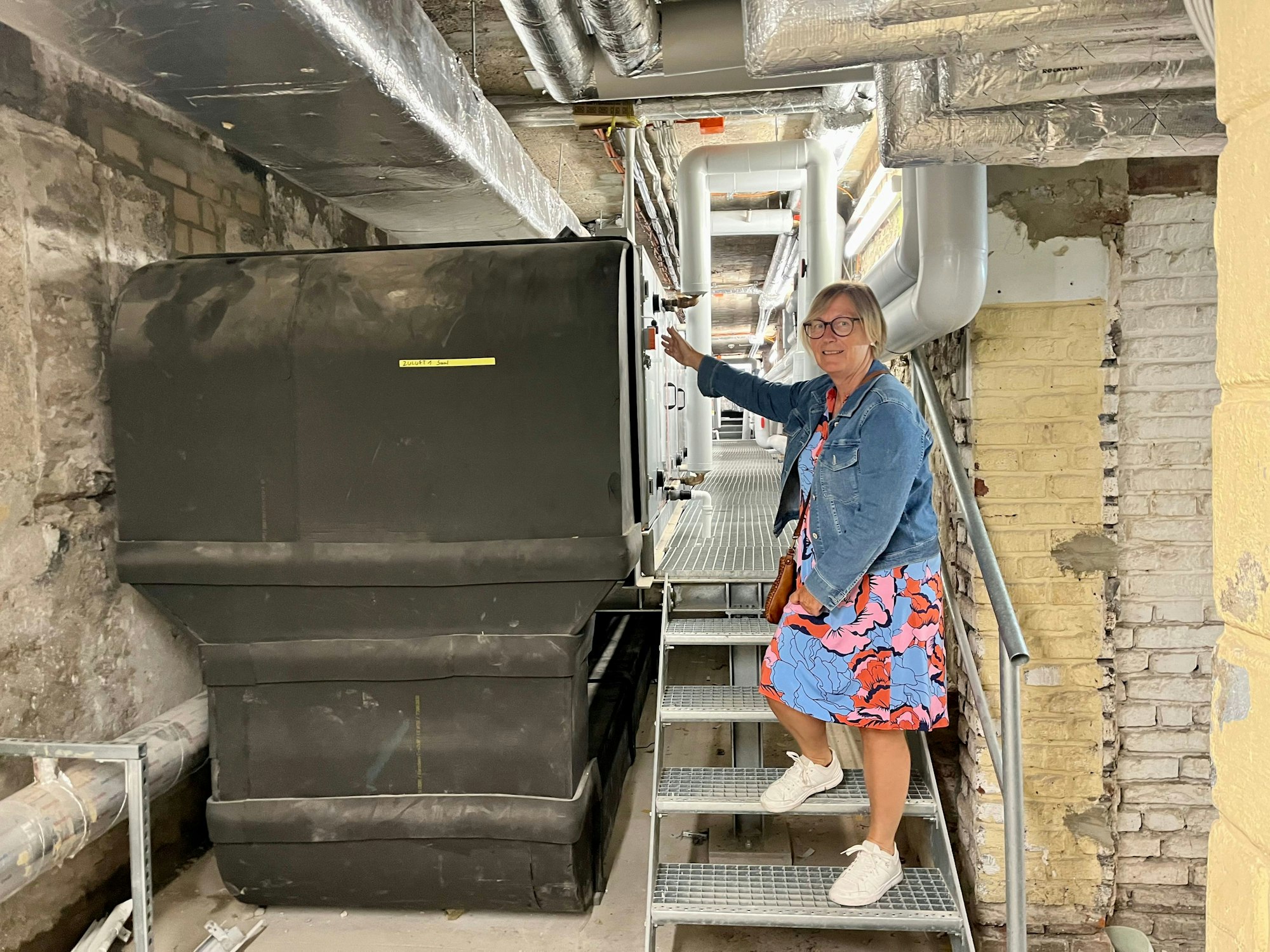 Andrea Pesch zeigt die neue, erhöhte Lüftungsanlage im Keller.