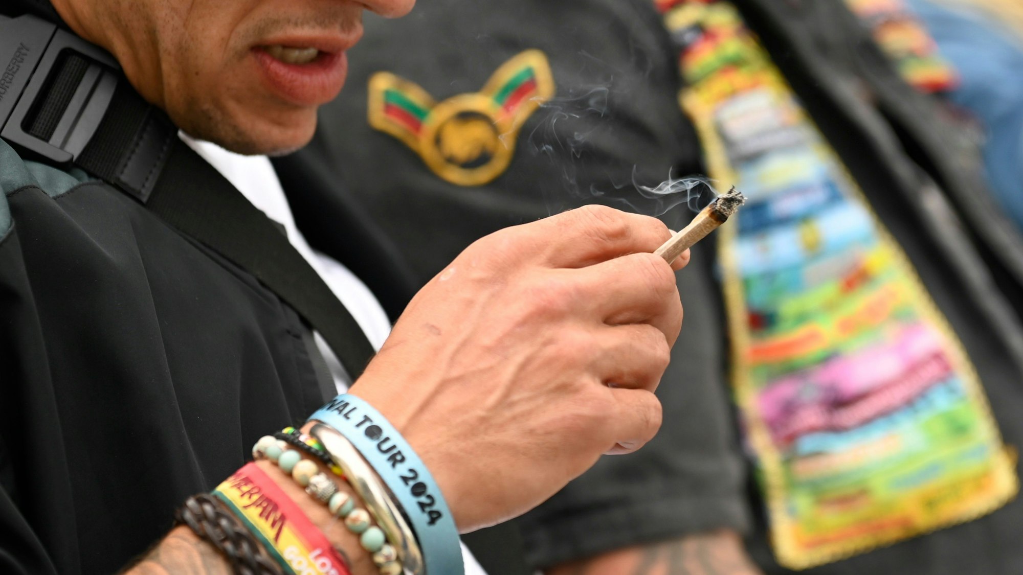 Joints werden gekifft. Cannabis und Marihuna dürfen konsumiert werden. Das Musifestival Summerjam findet am Fühlinger See statt.