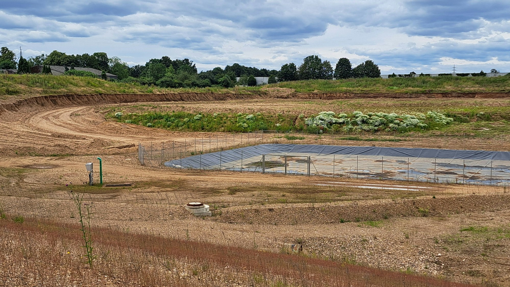 Langsam aber stetig wird der Krater verfüllt. Bis die Sekundäraue dort gestaltet werden kann, wird es noch viele Monate dauern.