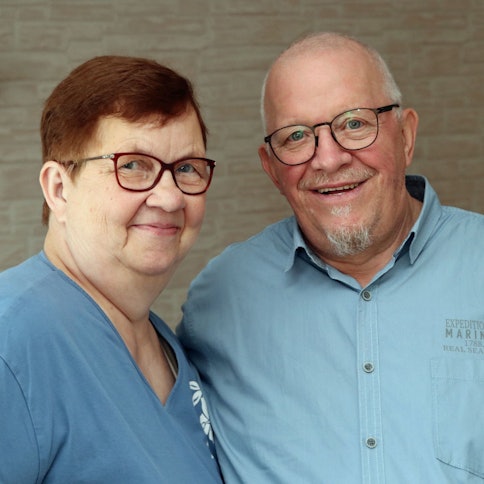 Das Foto zeigt das Goldhochzeitspaar.