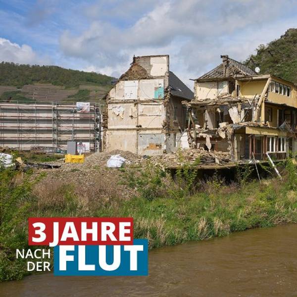 Ein abbruchreifes Haus, das durch die Flutkatastrophe im Ahrtal zerstört wurde, steht noch immer am Ufer der Ahr.
