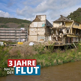 Ein abbruchreifes Haus, das durch die Flutkatastrophe im Ahrtal zerstört wurde, steht noch immer am Ufer der Ahr.