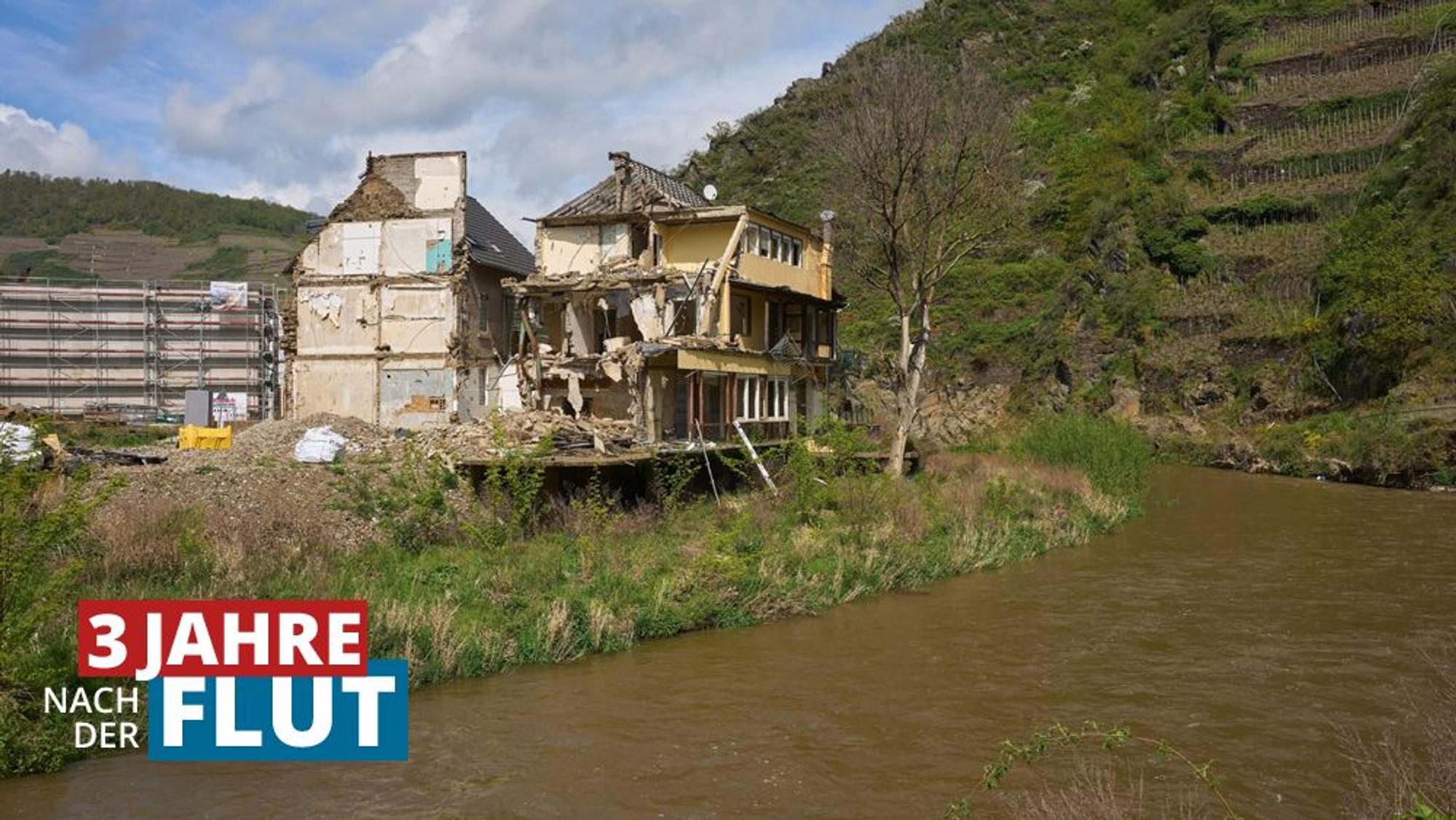 Ein abbruchreifes Haus, das durch die Flutkatastrophe im Ahrtal zerstört wurde, steht noch immer am Ufer der Ahr.