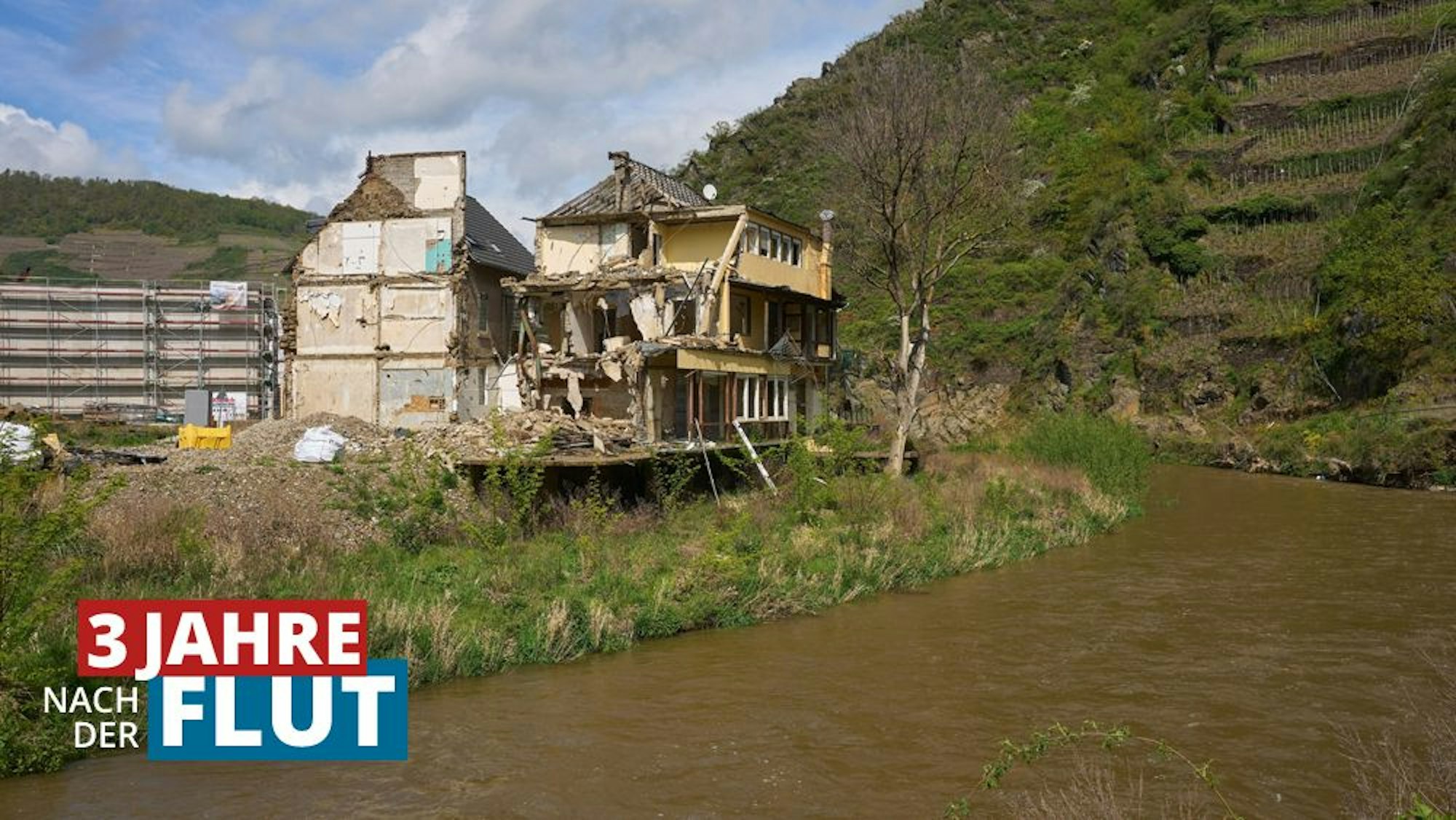 Ein abbruchreifes Haus, das durch die Flutkatastrophe im Ahrtal zerstört wurde, steht noch immer am Ufer der Ahr.