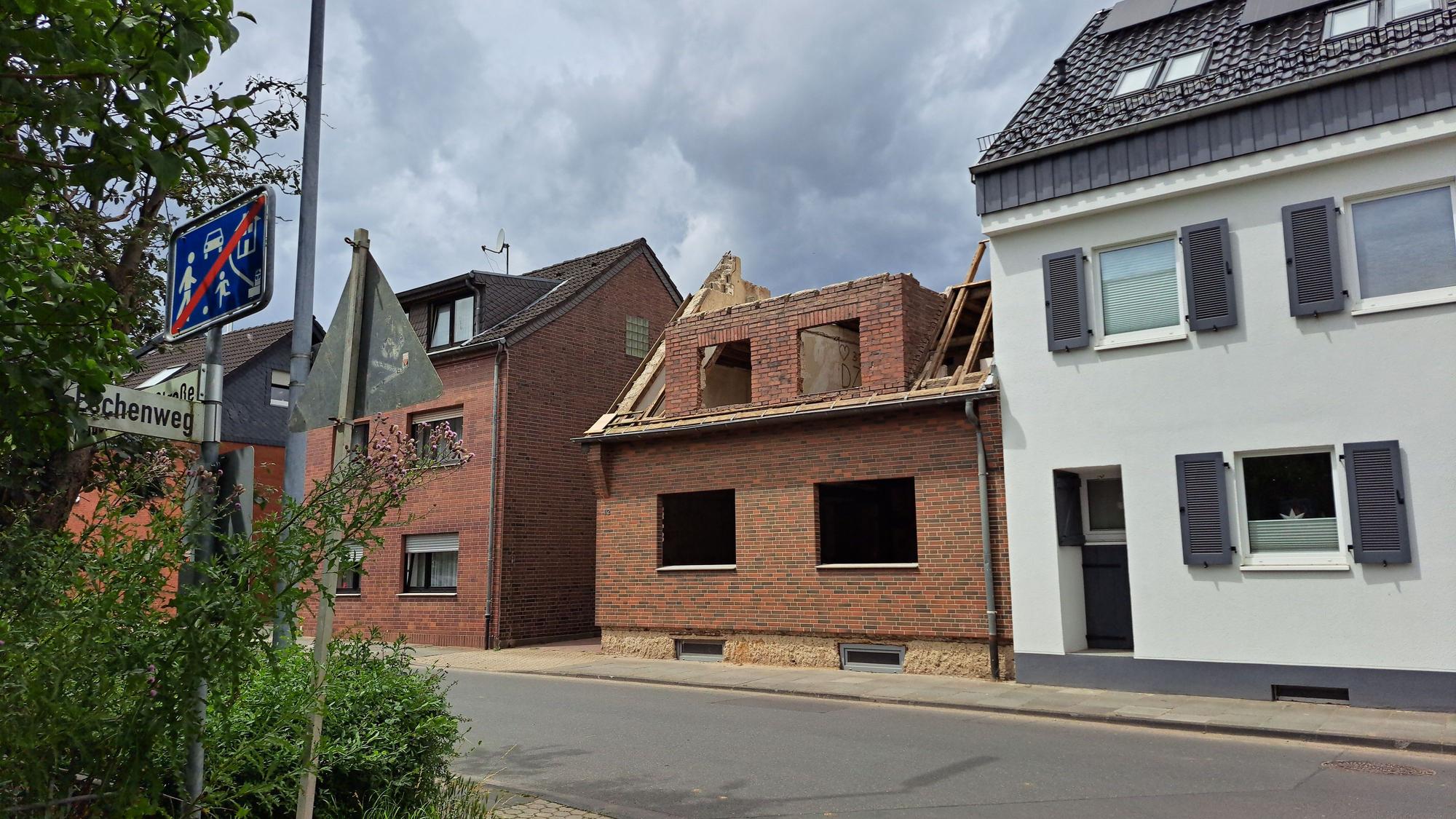 Auch diesen Anblick gibt es drei Jahre nach der Flut noch: Das Haus ist entkernt.
