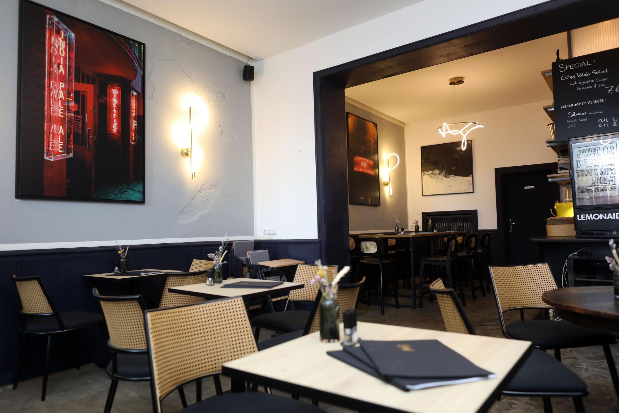 10.07.2024, Köln: Der Innenraum vom Bistro Jung & Alt.