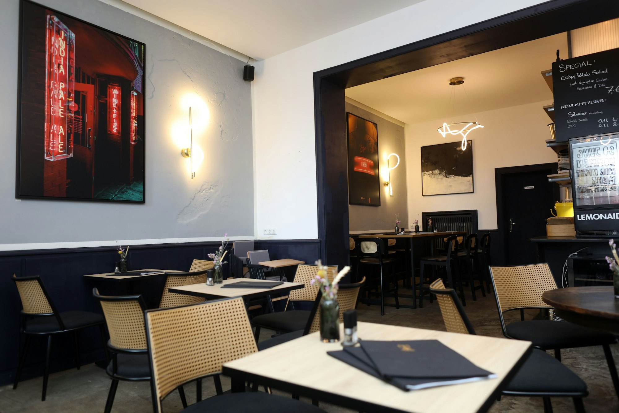 10.07.2024, Köln: Der Innenraum vom Bistro Jung & Alt.