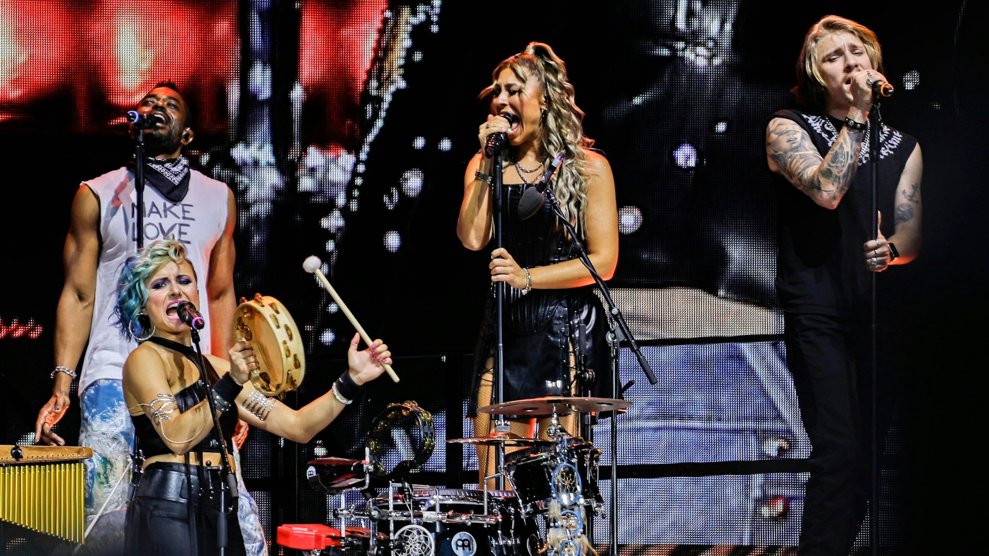 Charly Klauser (l.) und Linda Teodosiu auf der Bühne.