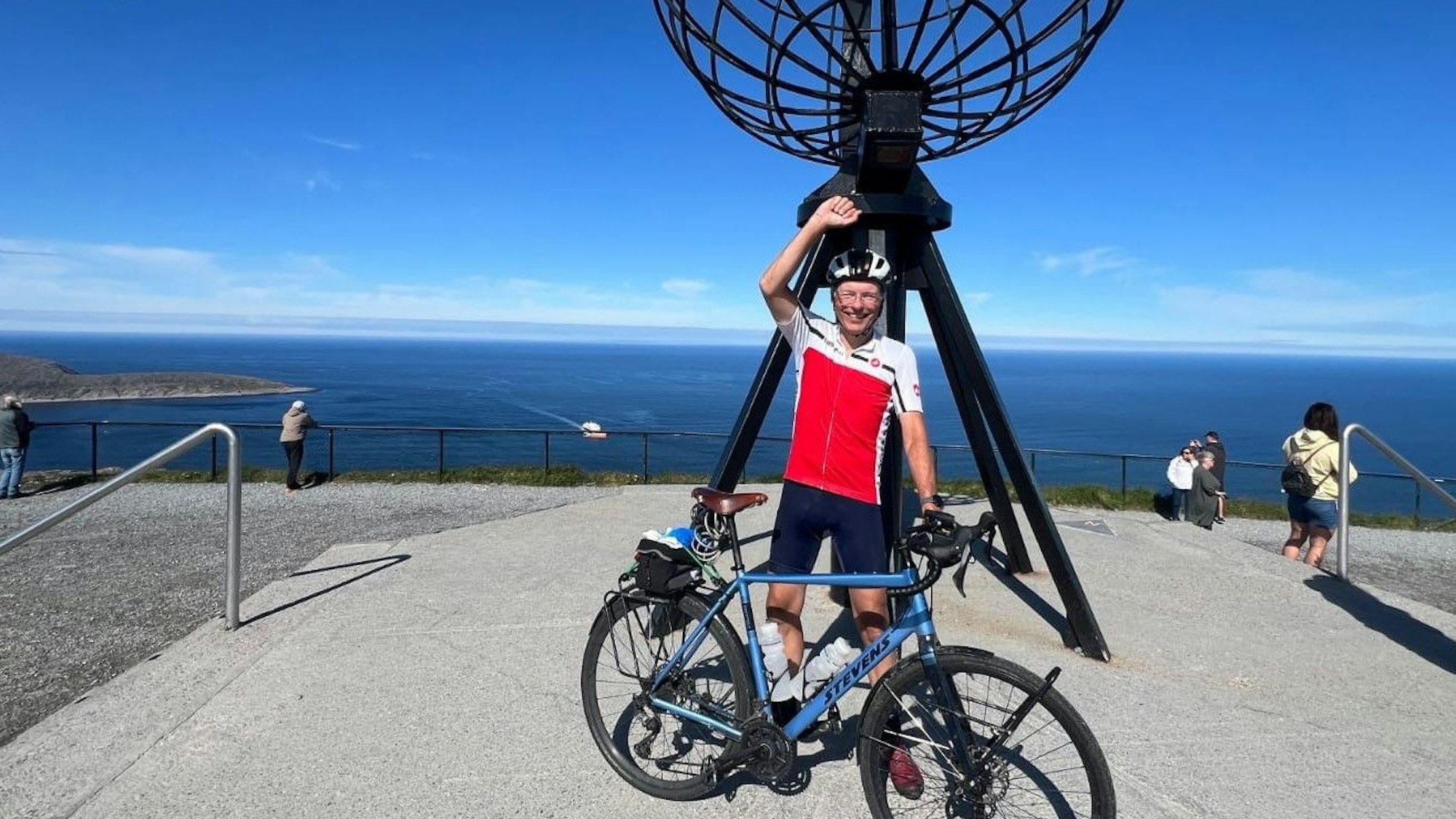 Johannes Hoffmann trifft auf seiner Radtour Rentiere, die die Straße queren.