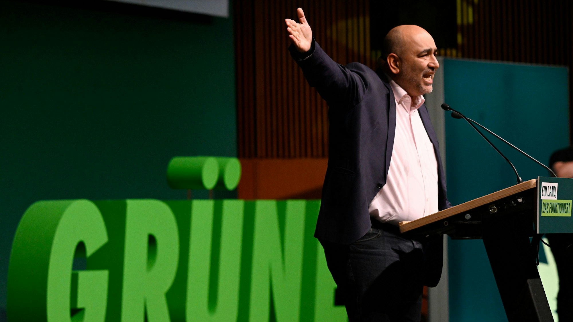 Omid Nouripour (Bündnis 90/Die Grünen), Bundesvorsitzender, macht am Rednerpult eine ausladende Geste mit dem Arm. (Archivbild)