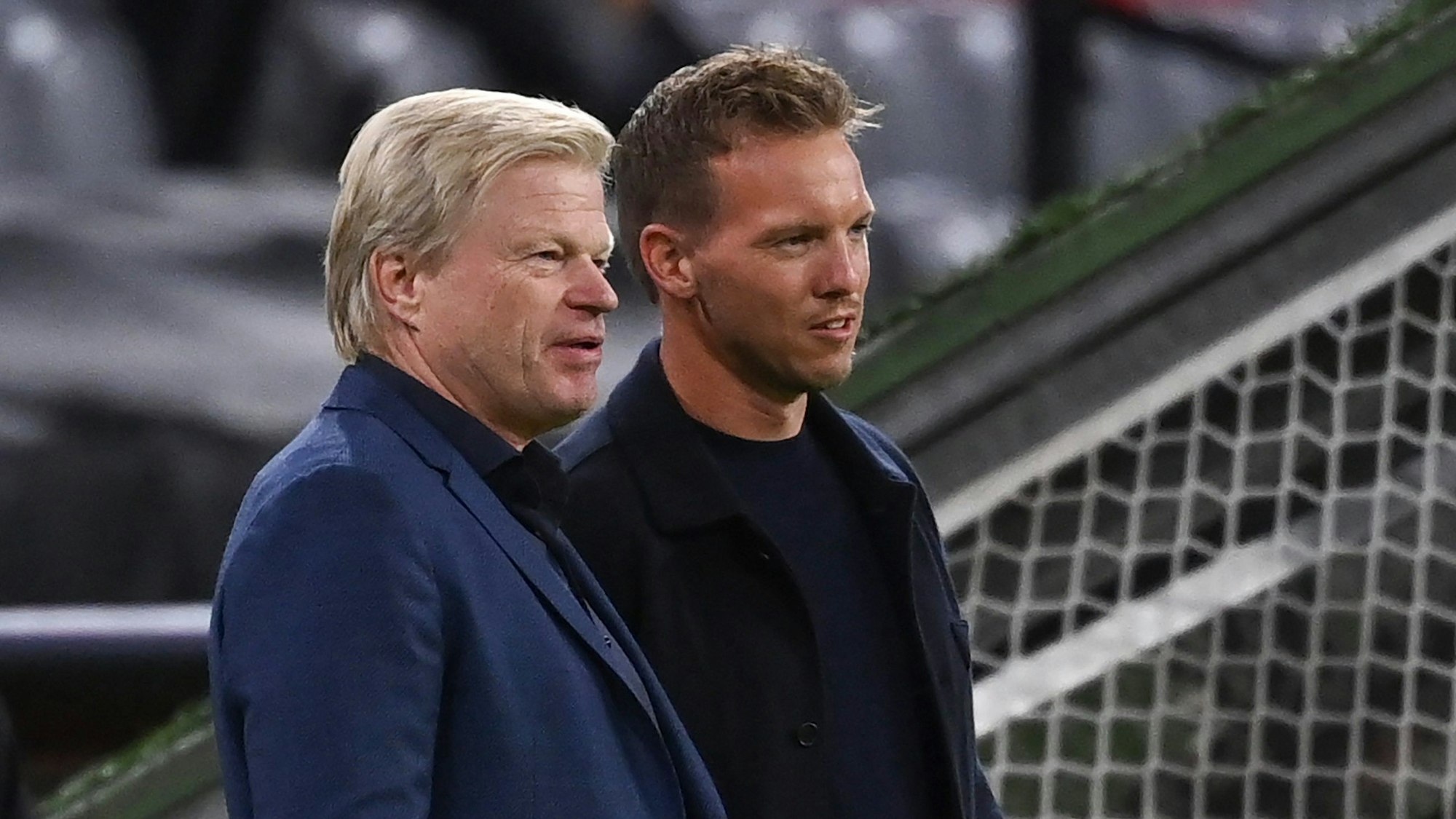 Julian Nagelsmann und Vorstandsmitglied Oliver Kahn (l) unterhalten sich vor einem Spiel.