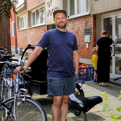 Sebastian Nase steht vor der Kita St. Mechtern in Ehrenfeld. Sein Sohn wird hier betreut – aber fraglich ist, wie lange das noch so sein wird.
