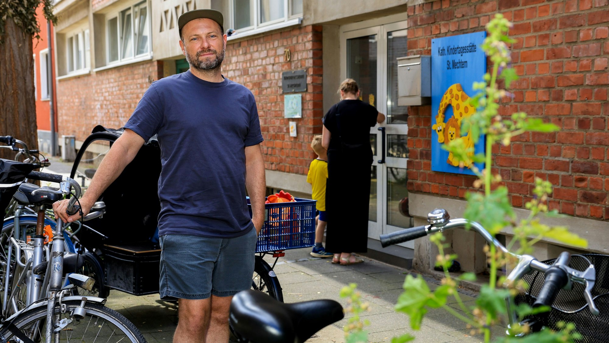 Sebastian Nase steht vor der Kita St. Mechtern in Ehrenfeld. Sein Sohn wird hier betreut – aber fraglich ist, wie lange das noch so sein wird.