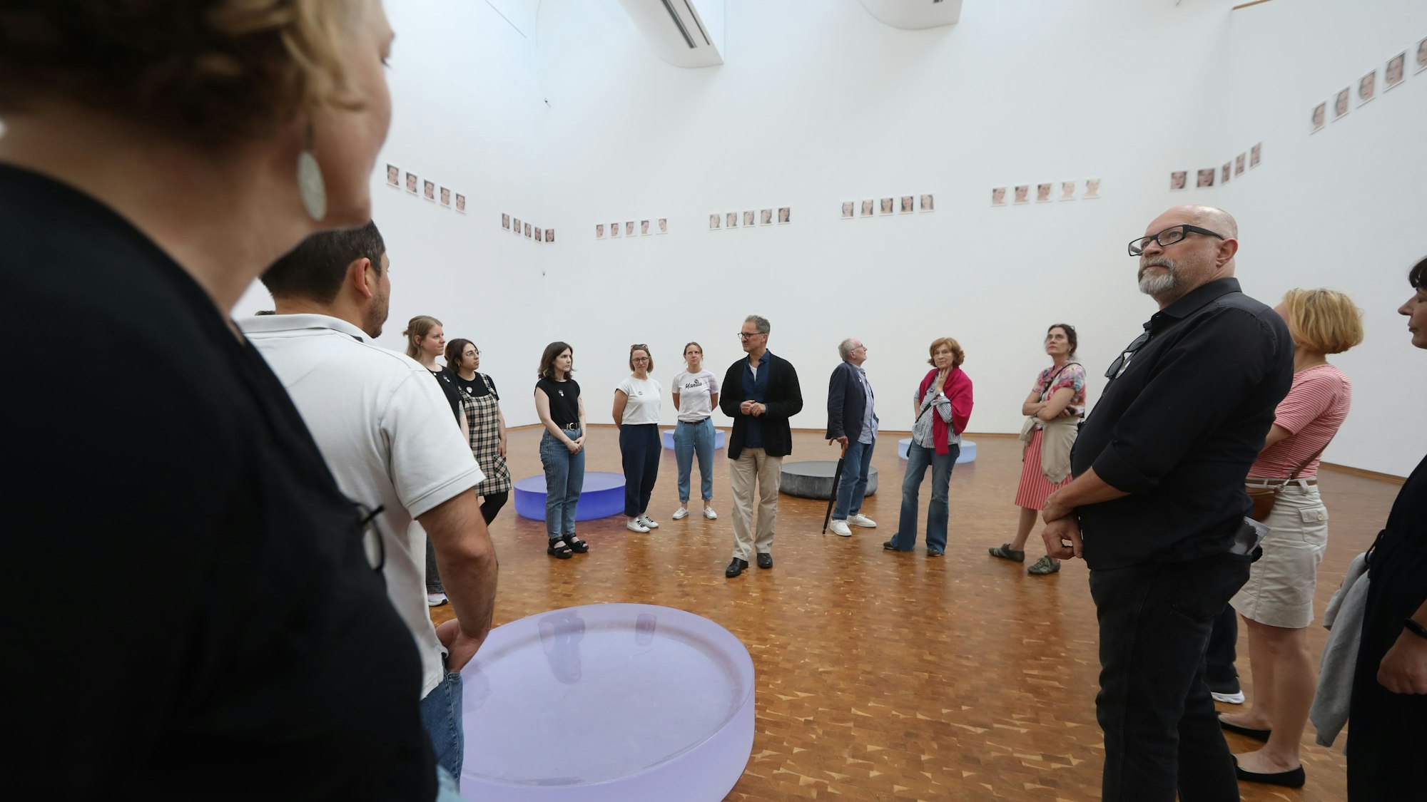 Museumsdirektor Yilmaz Dziewior begrüßt Besucherinnen und Besucher im Museum Ludwig zu später Stunde.