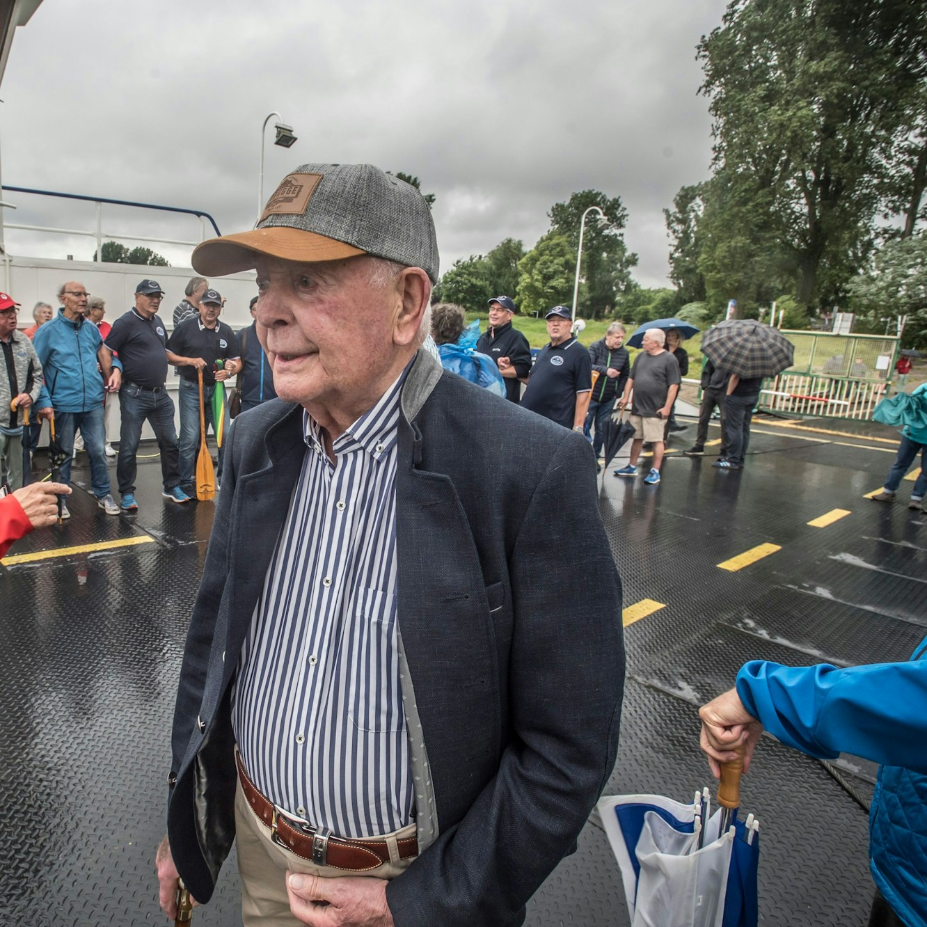Heinz Brinkschulte hat 100000 Euro für den Kauf der Fähre gespendet. Die Fähre St. Michael hat in Hitdorf angelegt. Foto: Ralf Krieger