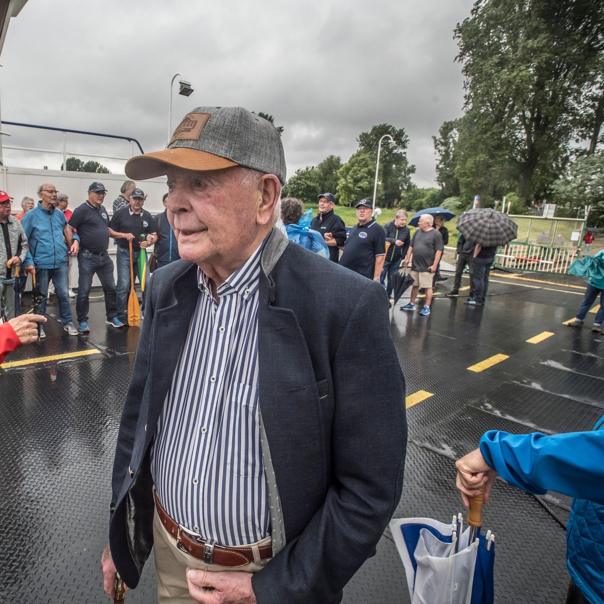 Heinz Brinkschulte hat 100000 Euro für den Kauf der Fähre gespendet. Die Fähre St. Michael hat in Hitdorf angelegt. Foto: Ralf Krieger