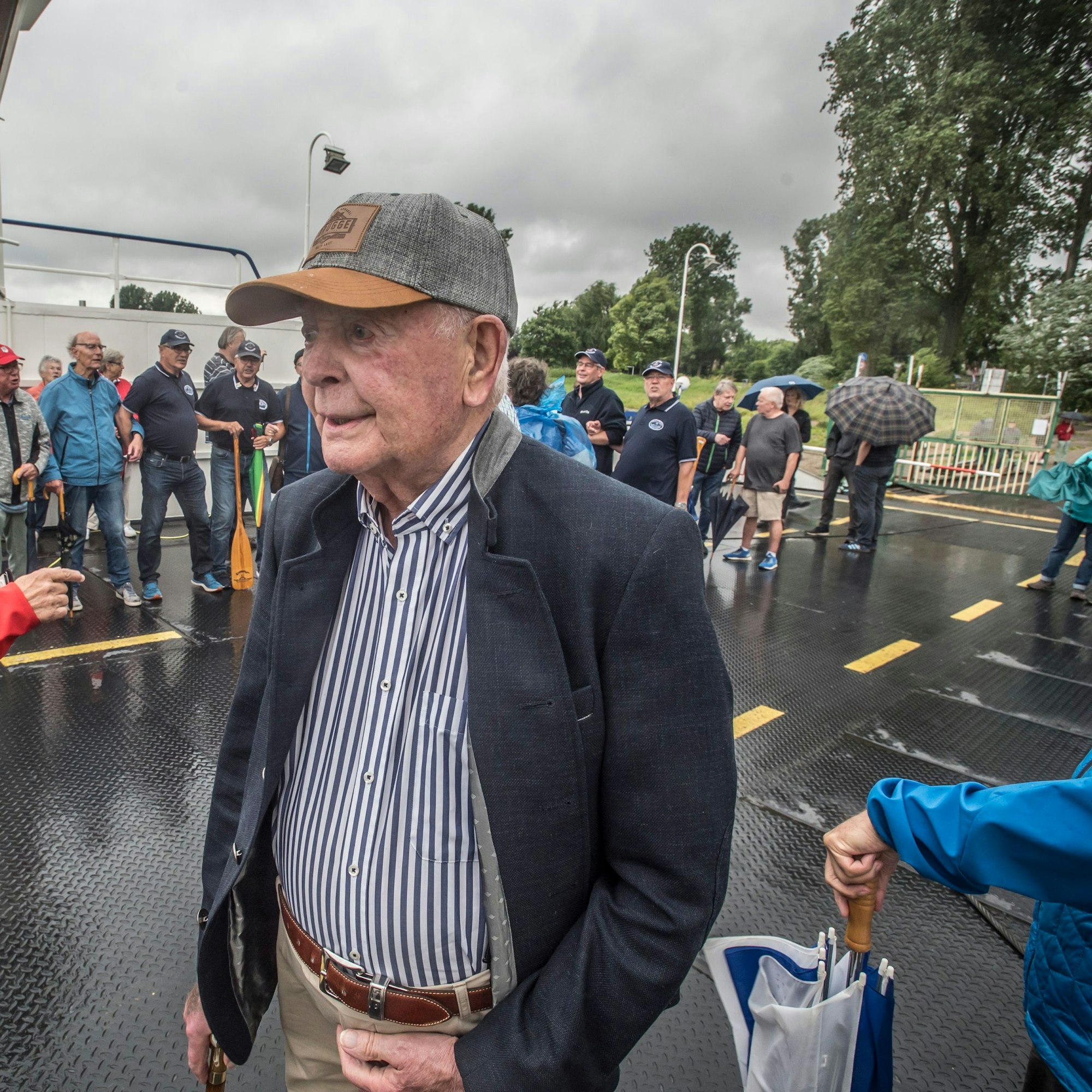 Heinz Brinkschulte hat 100000 Euro für den Kauf der Fähre gespendet. Die Fähre St. Michael hat in Hitdorf angelegt. Foto: Ralf Krieger