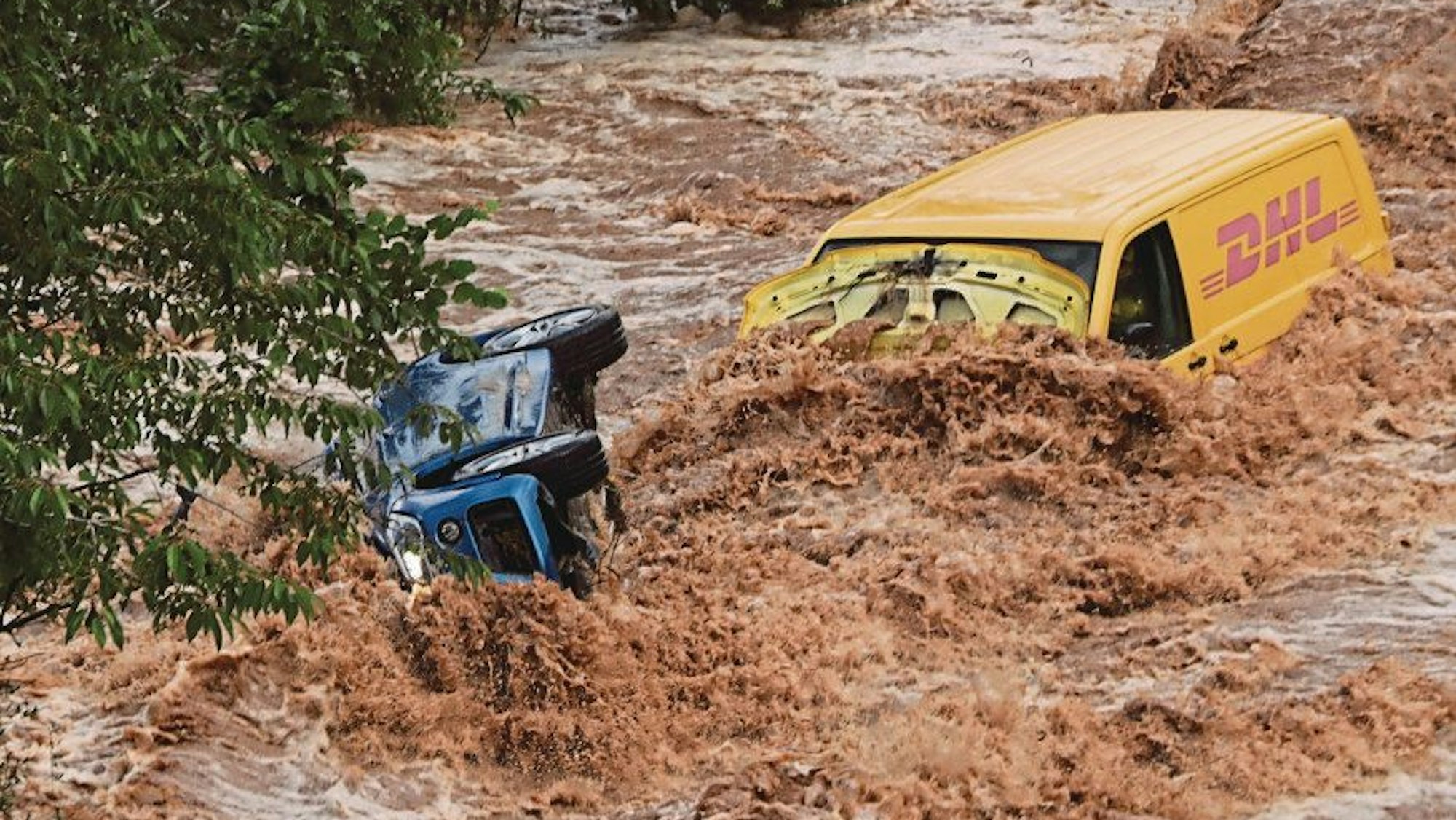 Zu sehen sind zwei Fahrzeuge in den Wasserfluten.