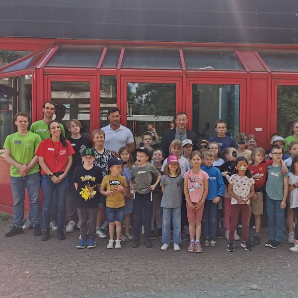 Zum Start der Ferienspiele am Schulzentrum spendierte Bürgermeister Andreas Heller den Kindern Eis.
