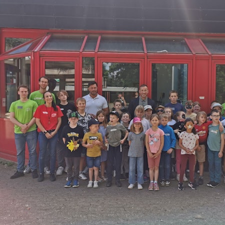 Zum Start der Ferienspiele am Schulzentrum spendierte Bürgermeister Andreas Heller den Kindern Eis.