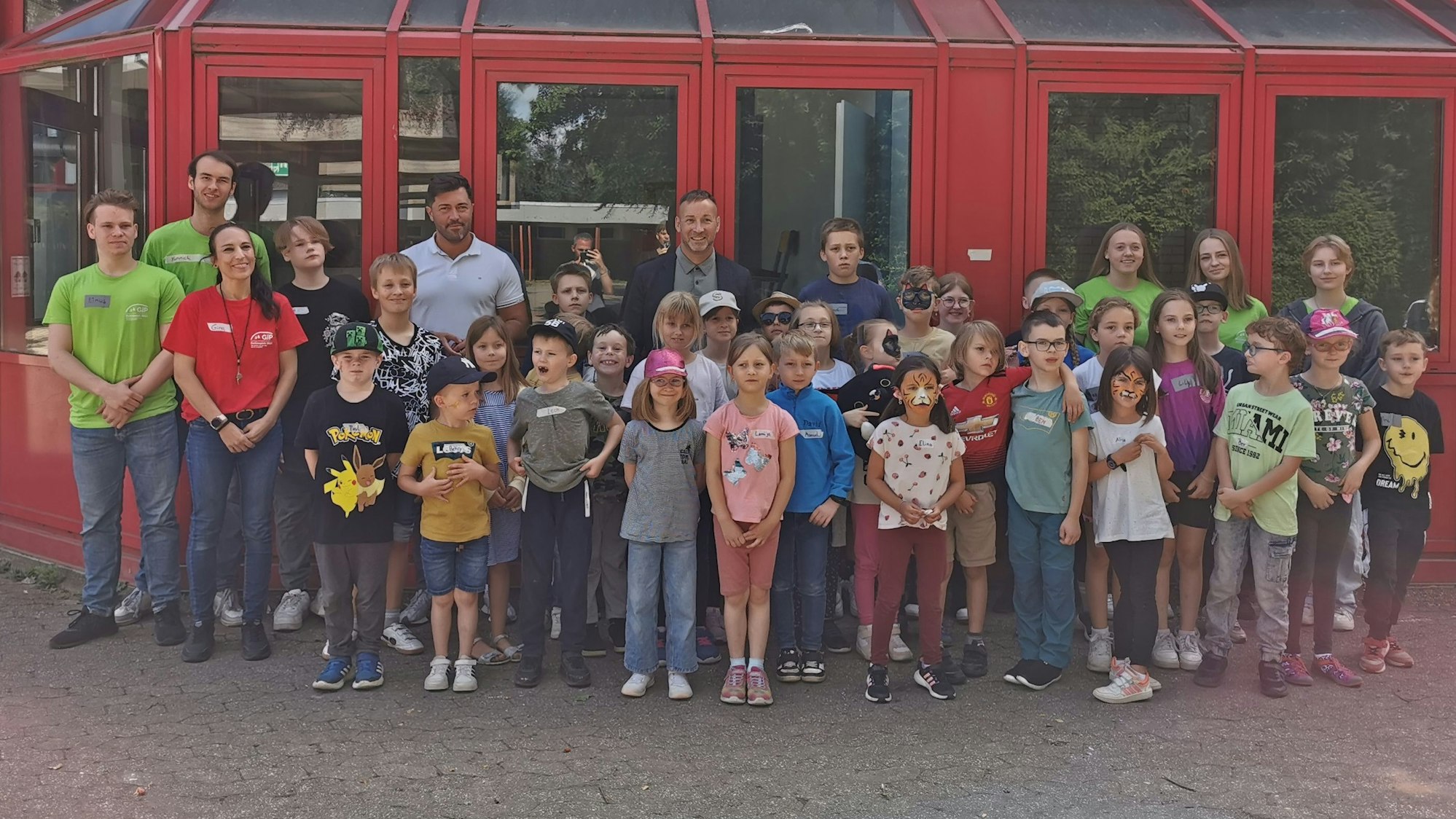 Zum Start der Ferienspiele am Schulzentrum spendierte Bürgermeister Andreas Heller den Kindern Eis.