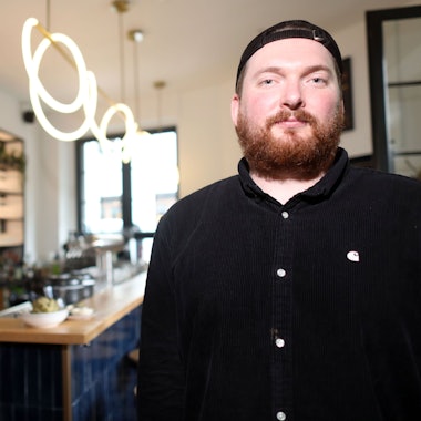 10.07.2024, Köln: Inhaber vom Bistro Jung & Alt Alexander Schleeweiß. Foto: Arton Krasniqi