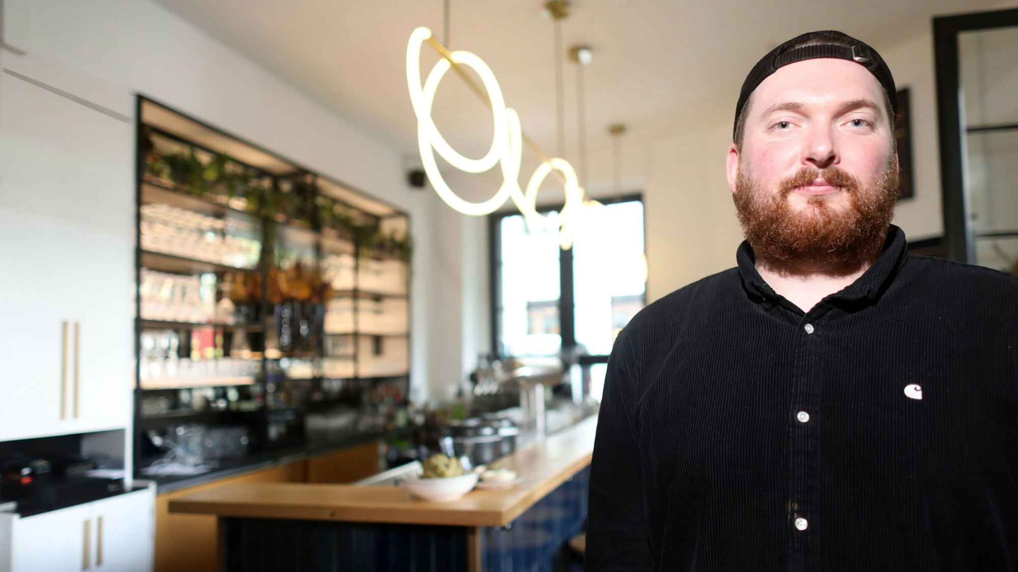 10.07.2024, Köln: Inhaber vom Bistro Jung & Alt Alexander Schleeweiß. Foto: Arton Krasniqi