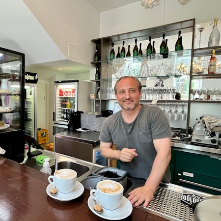 Mann hinter Kaffeetheke