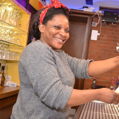 Die 37 Jahre alte Gabriela Osa führt seit kurzem in der Waldbröler Ortschaft Hermesdorf den Gasthof „Zur Linde“. Sie möchte mit etwa mit afrikanischem und südamerikanischem Gaumenkitzel zu Weltreisen auf dem Teller einladen. Unser Foto zeigt die Pächterin beim Zapfen von Peterskölsch.