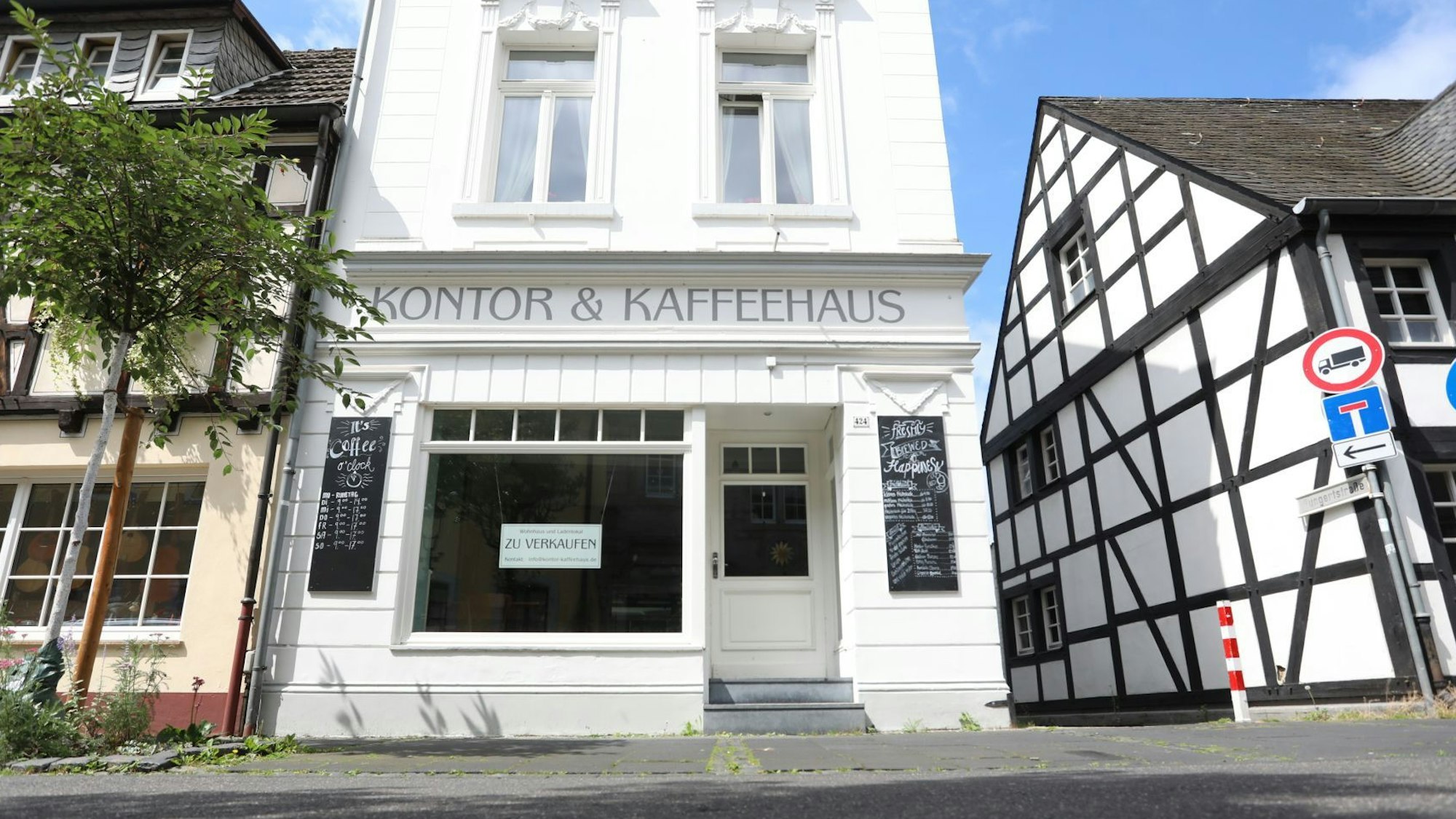 Ein Schild zu verkaufen hängt im Fenster eines Gebäudes, an dessen Fassade groß „Kontor & Kaffeehaus“ steht.