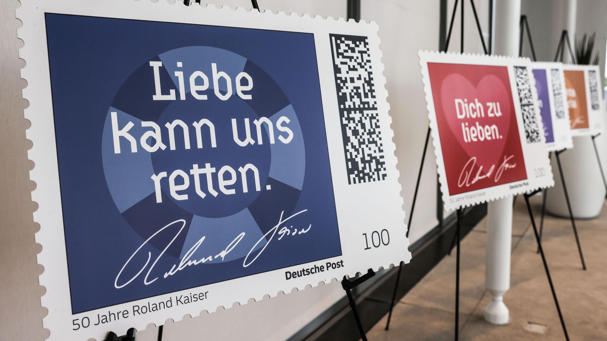 Briefmarken mit Titeln von Liedern des Schlagersängers Roland Kaiser stehen im Posttower. Die Deutsche Post und der Sänger haben eine neue Briefmarkenreihe zu seinem 50. Bühnenjubiläum vorgestellt.
