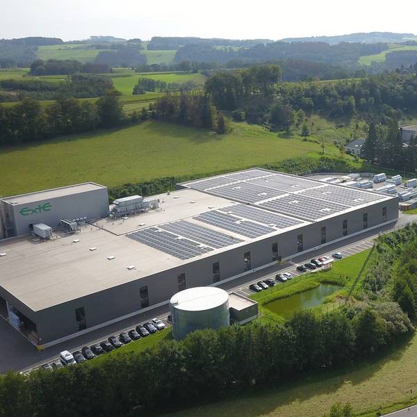 Eine Fabrikhalle aus der Luft aufgenommen.