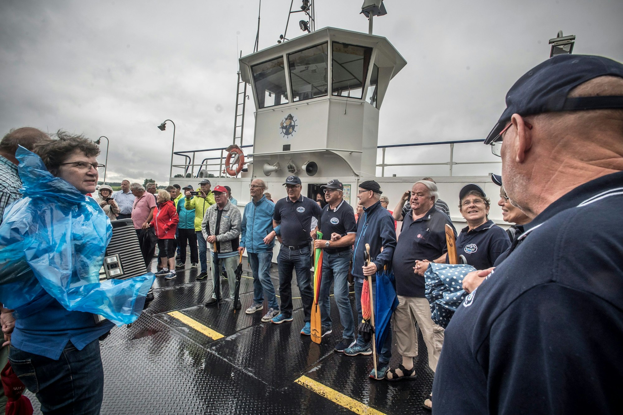 Die Fährgarde stimmt ein Lied an. St. Michael hat in Hitdorf angelegt. Foto: Ralf Krieger