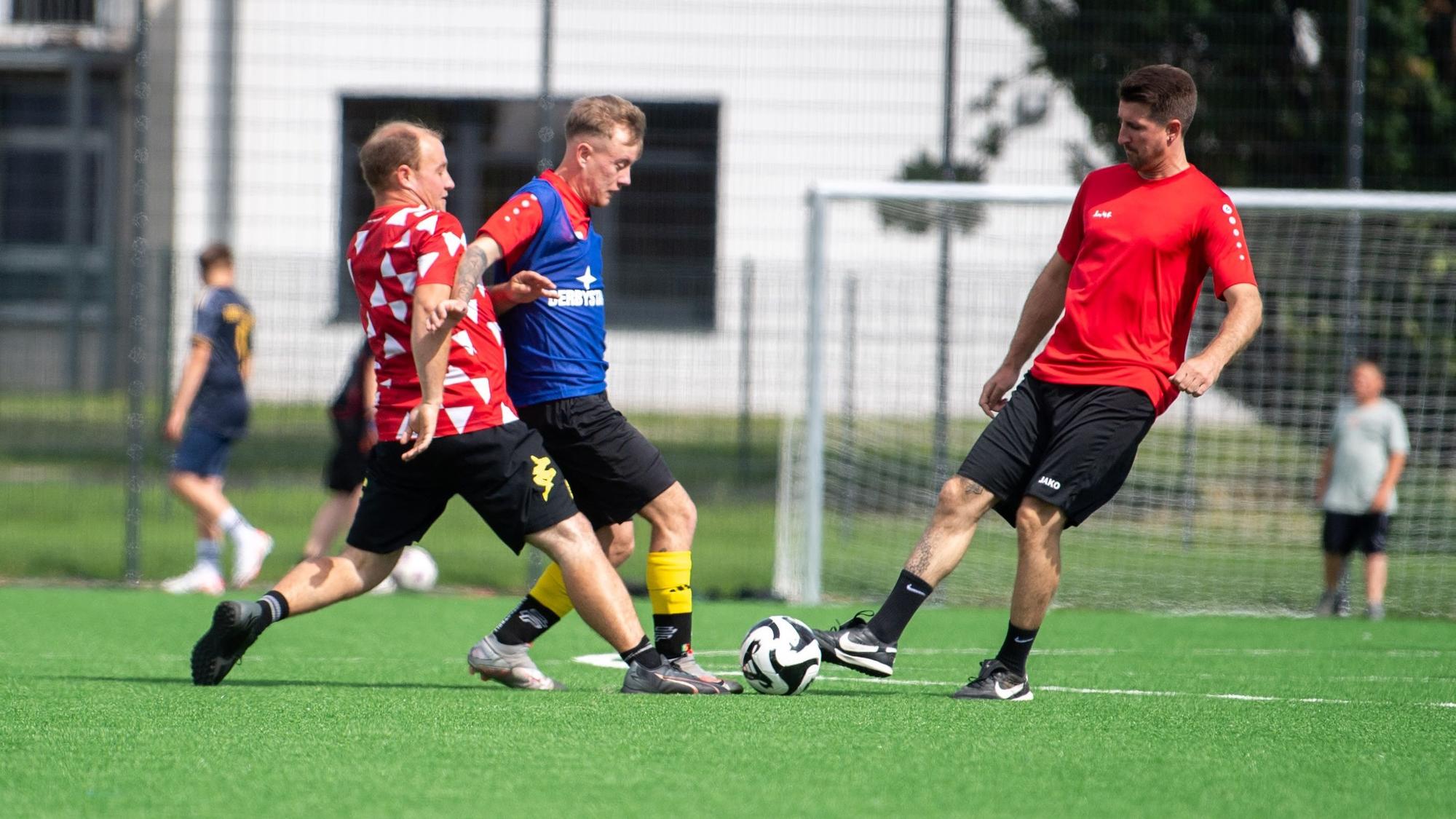 Das Bild zeigt eine Szene während des lockeren Trainings auf dem neuen Kunstrasenplatz.