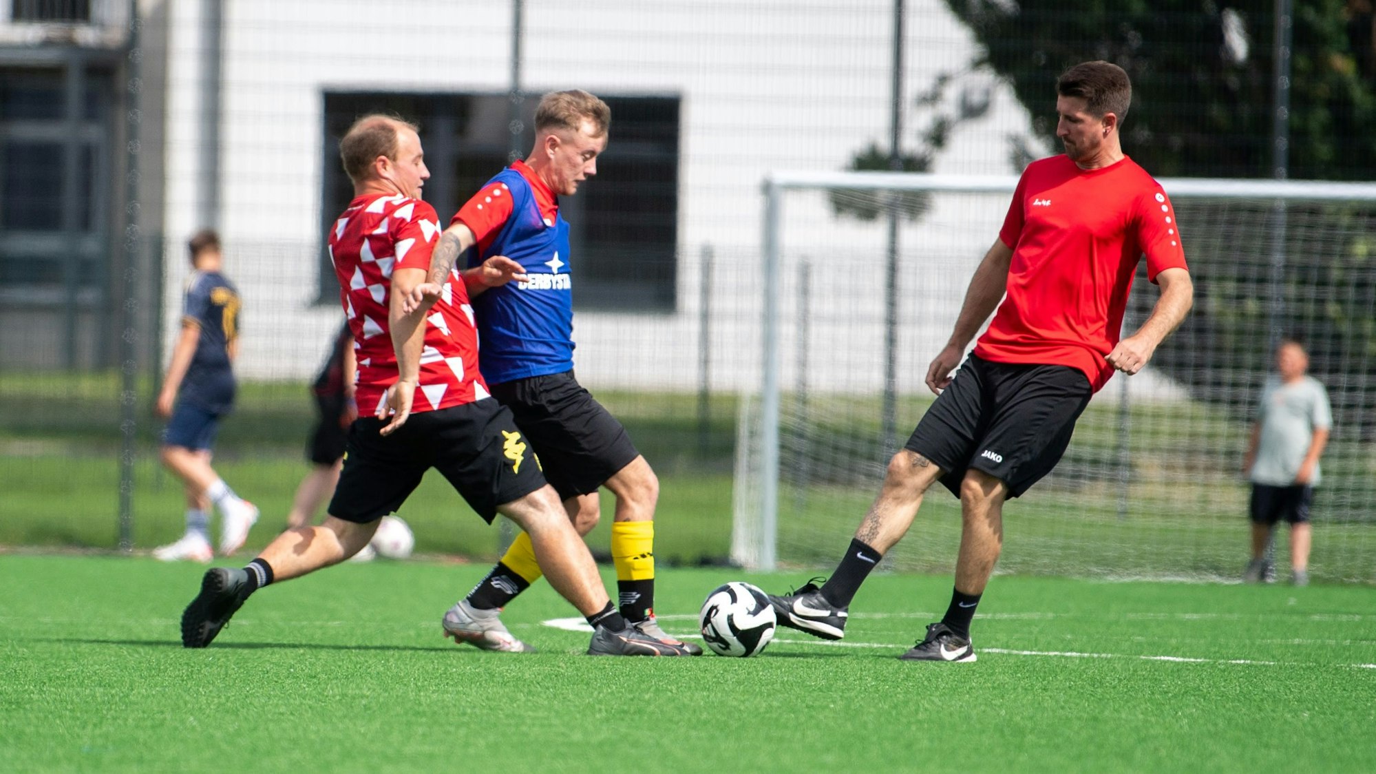 Das Bild zeigt eine Szene während des lockeren Trainings auf dem neuen Kunstrasenplatz.