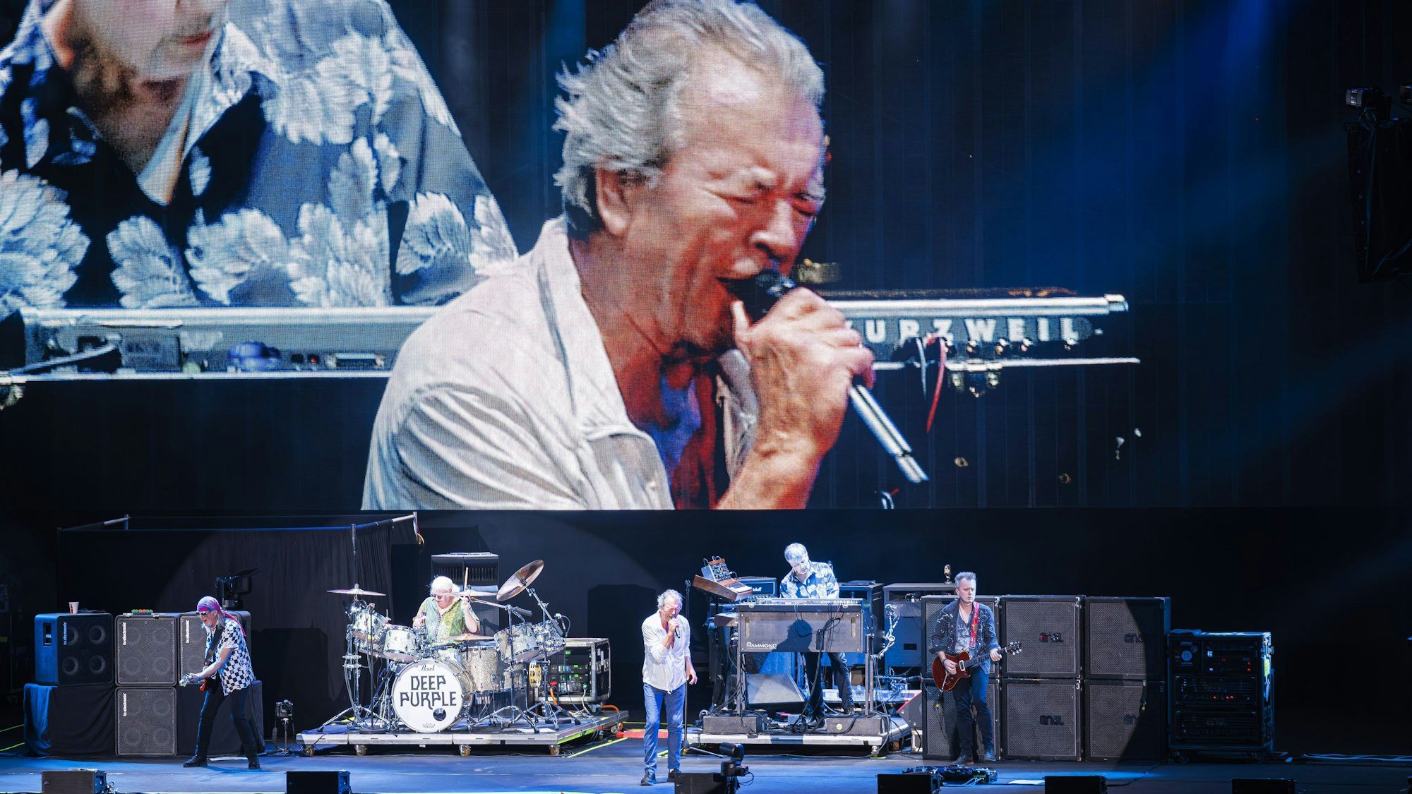 dpatopbilder - 09.07.2024, Schweiz, Montreux: Der britische Sänger Ian Gillan (r) und der britische Musiker Ian Paice (l) von der britischen Rockband Deep Purple spielt auf der Seebühne während des 58. Montreux Jazz Festivals (MJF) in Montreux, Schweiz. Als Teil der Show stieg Rauch in Richtung der Bühne auf dem Genfer See auf als die Band ihren ikonischen Song "Smoke on the Water" spielte.